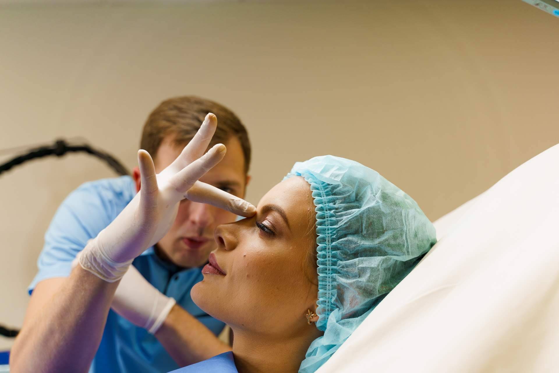 Rinoplastia ultrasónica o cirugía plástica de nariz de la mano de Model Bell