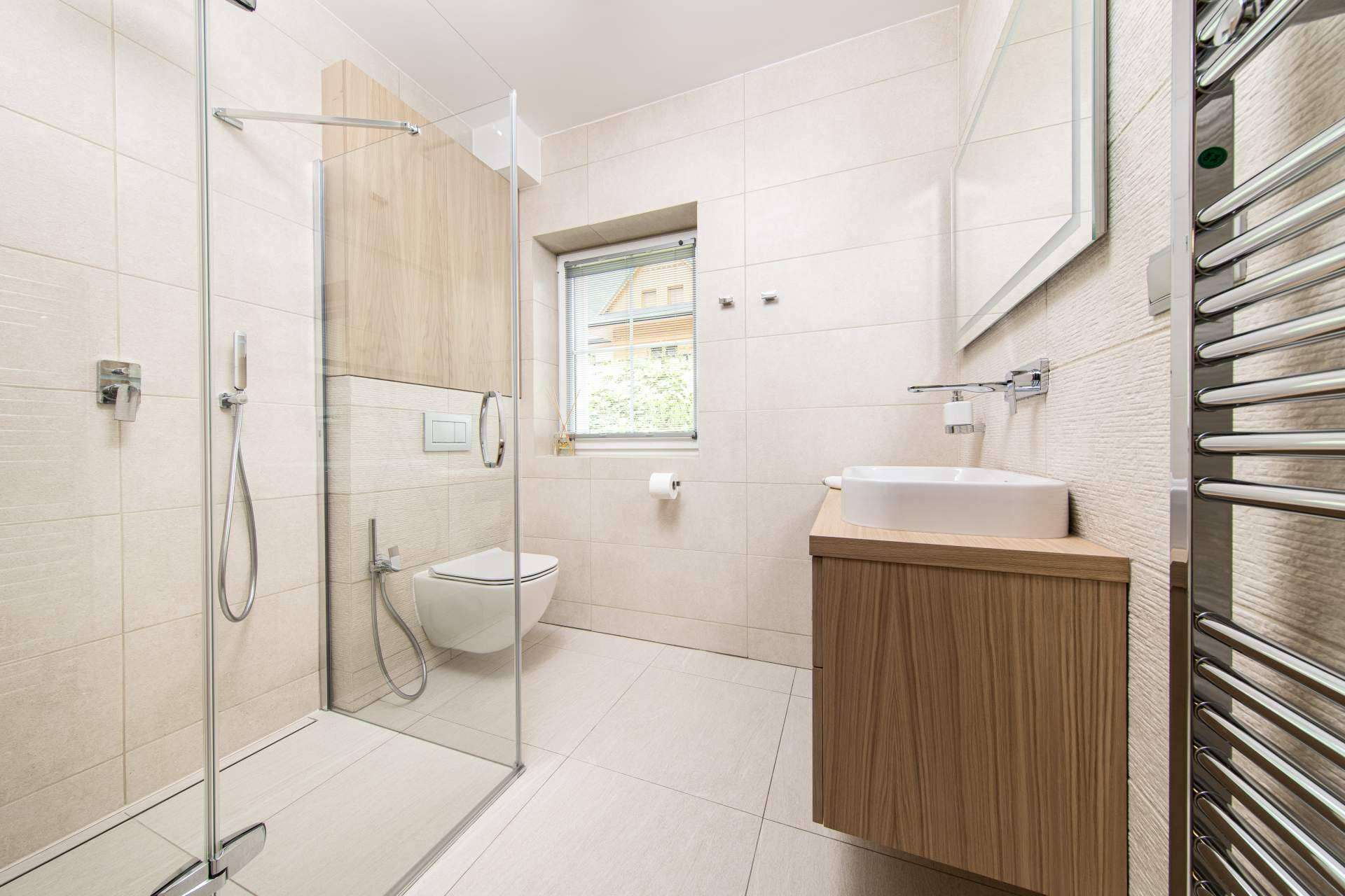 Los platos de ducha de resina de Balnearian, durabilidad y estética para modernizar la sala de baño