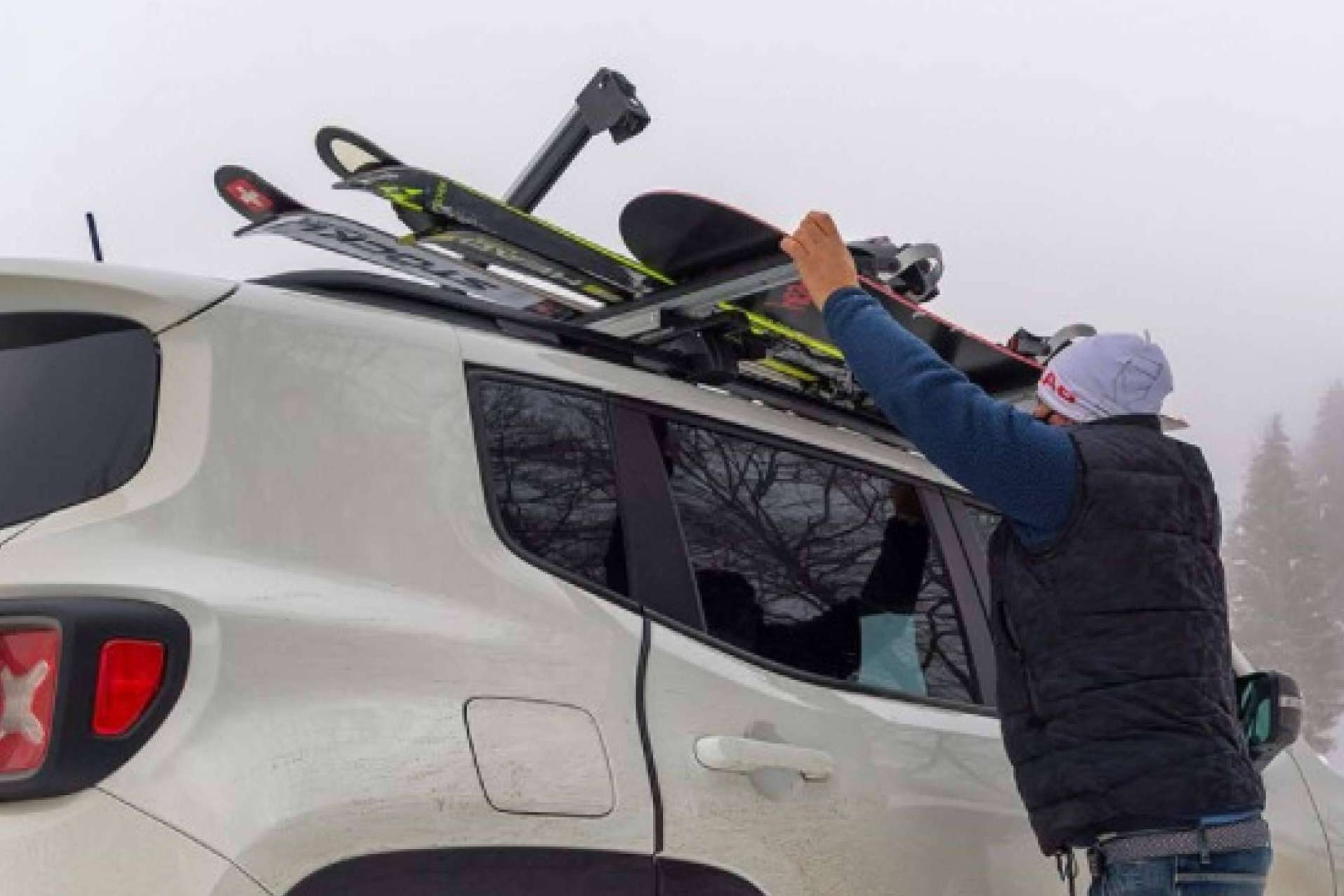 El portaesquís es un equipo imprescindible para los aficionados al esquí y snowboard en sus salidas a la nieve