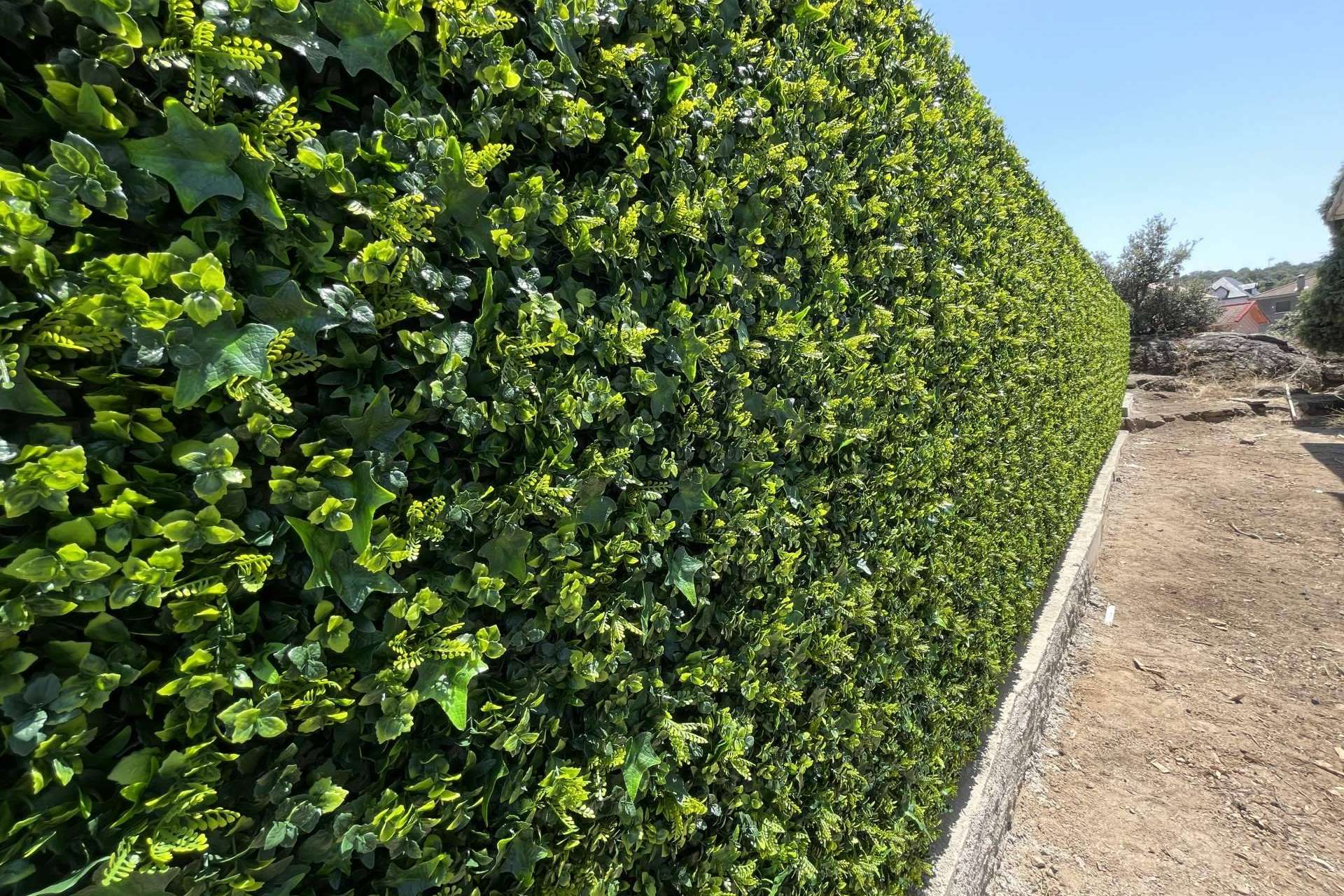Los jardines verticales artificiales de Ingrass llenan de frescura los espacios