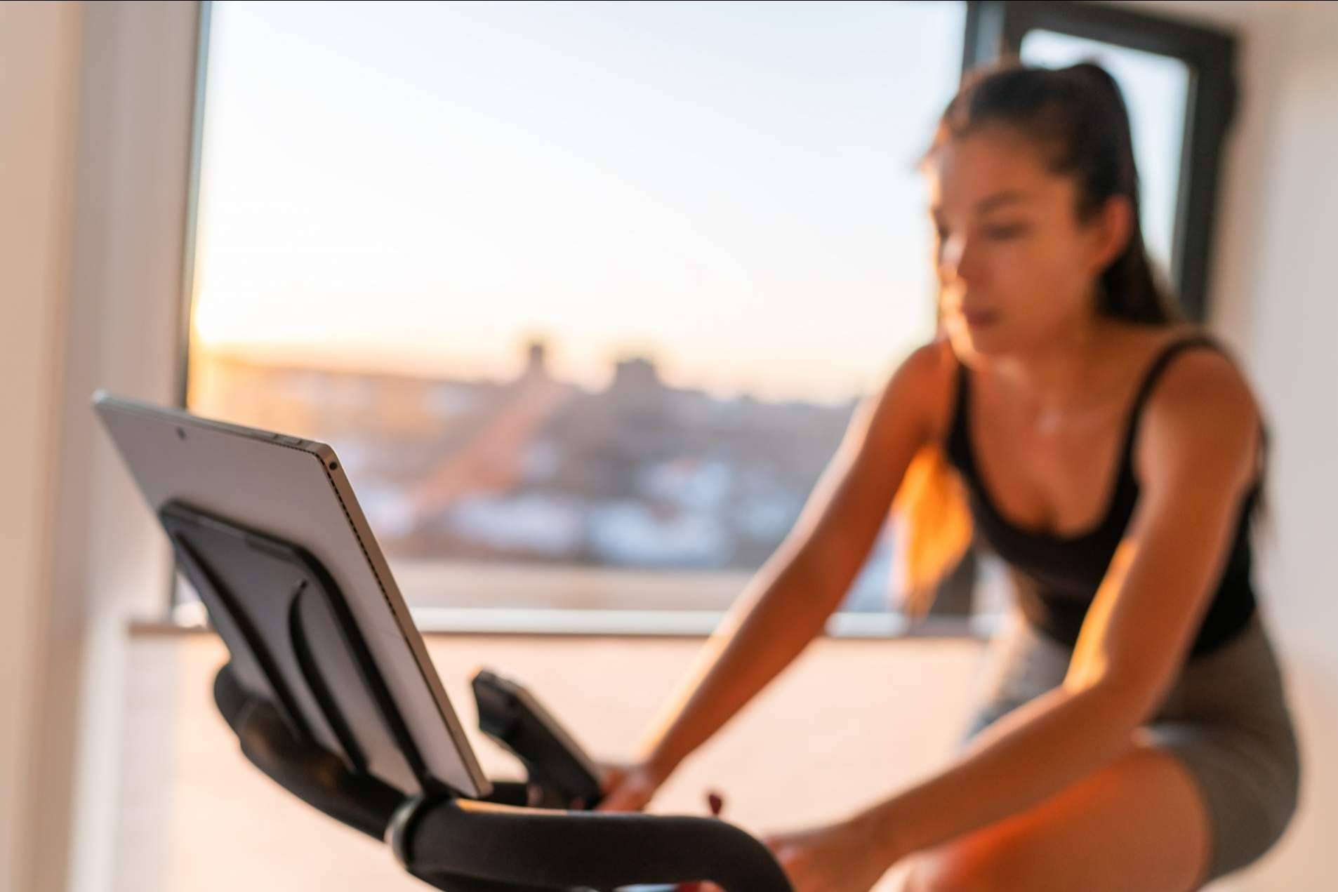 Las ventajas de tener una  bici de spinning en casa para entrenar, según Top Entreno