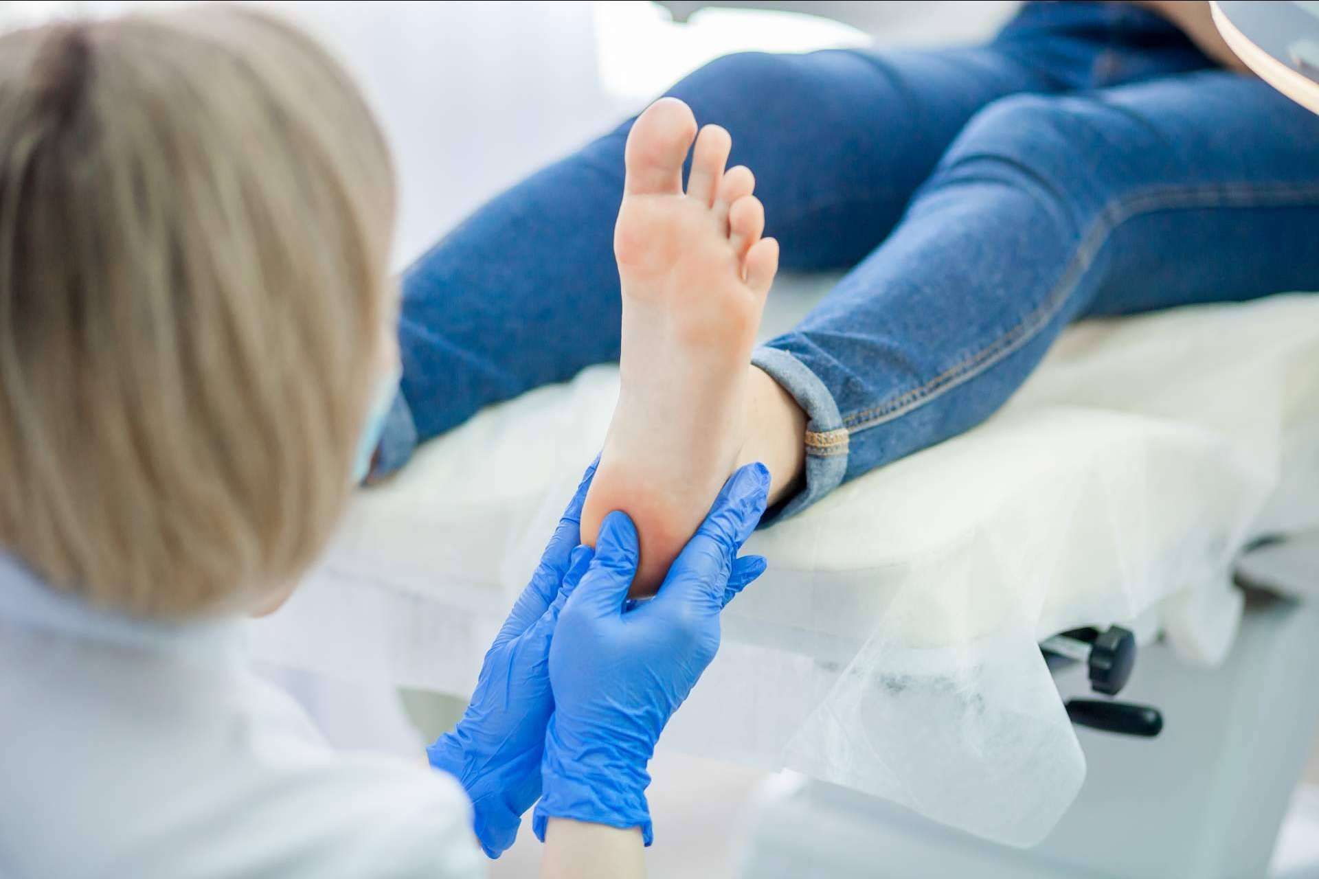 Tratar las afecciones de los pies a tiempo mediante la quiropodia de la mano de los expertos de podología de Clínica Viasalud