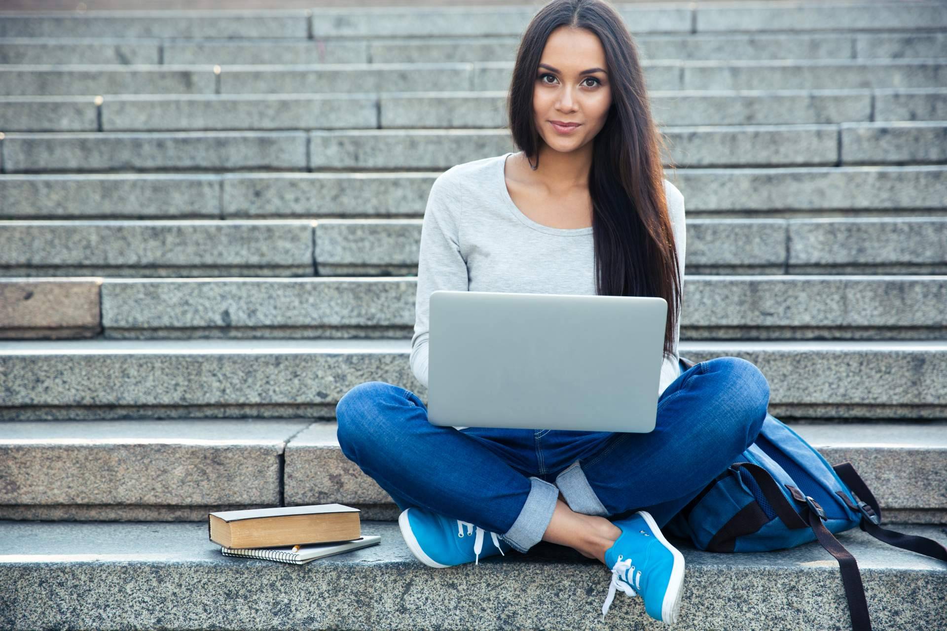 Estudiar oposiciones tanto presencialmente como online es posible con la metodología de Kadoora