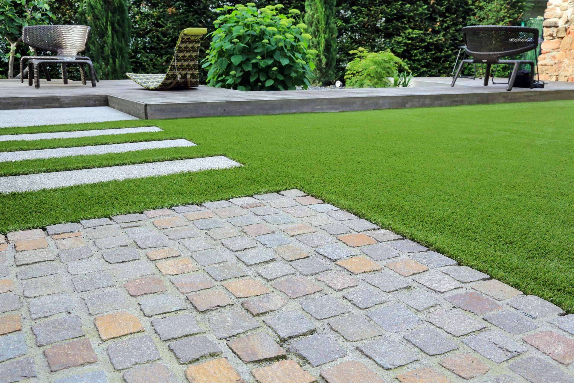 ¿Cuáles son los beneficios de instalar césped artificial en el jardín?