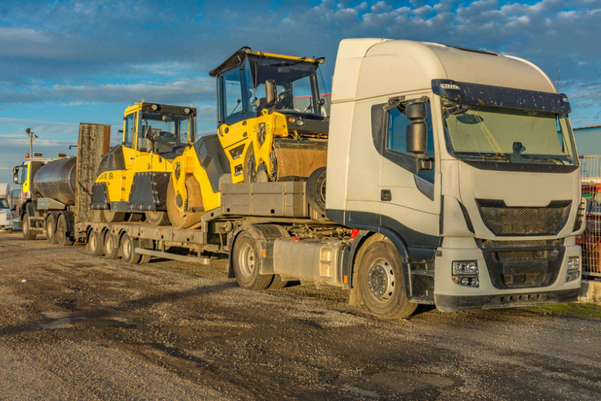 Transportamos Tu Coche, empresa especialista en transporte de maquinaria pesada profesional con más de 30 años de experiencia
