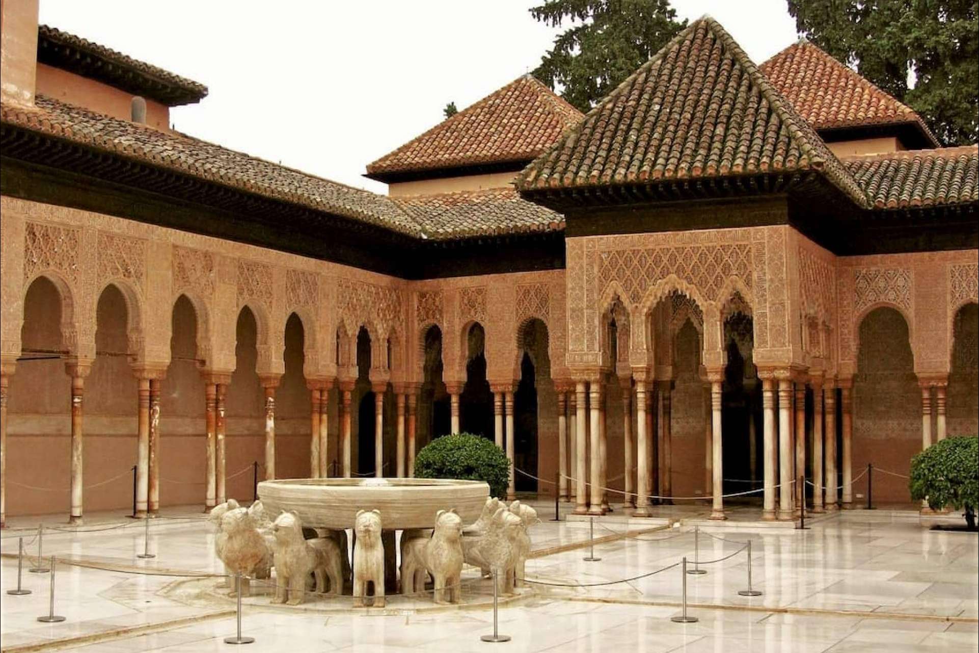 Nazarí Tours Granada ofrece una experiencia única visitando la Alhambra