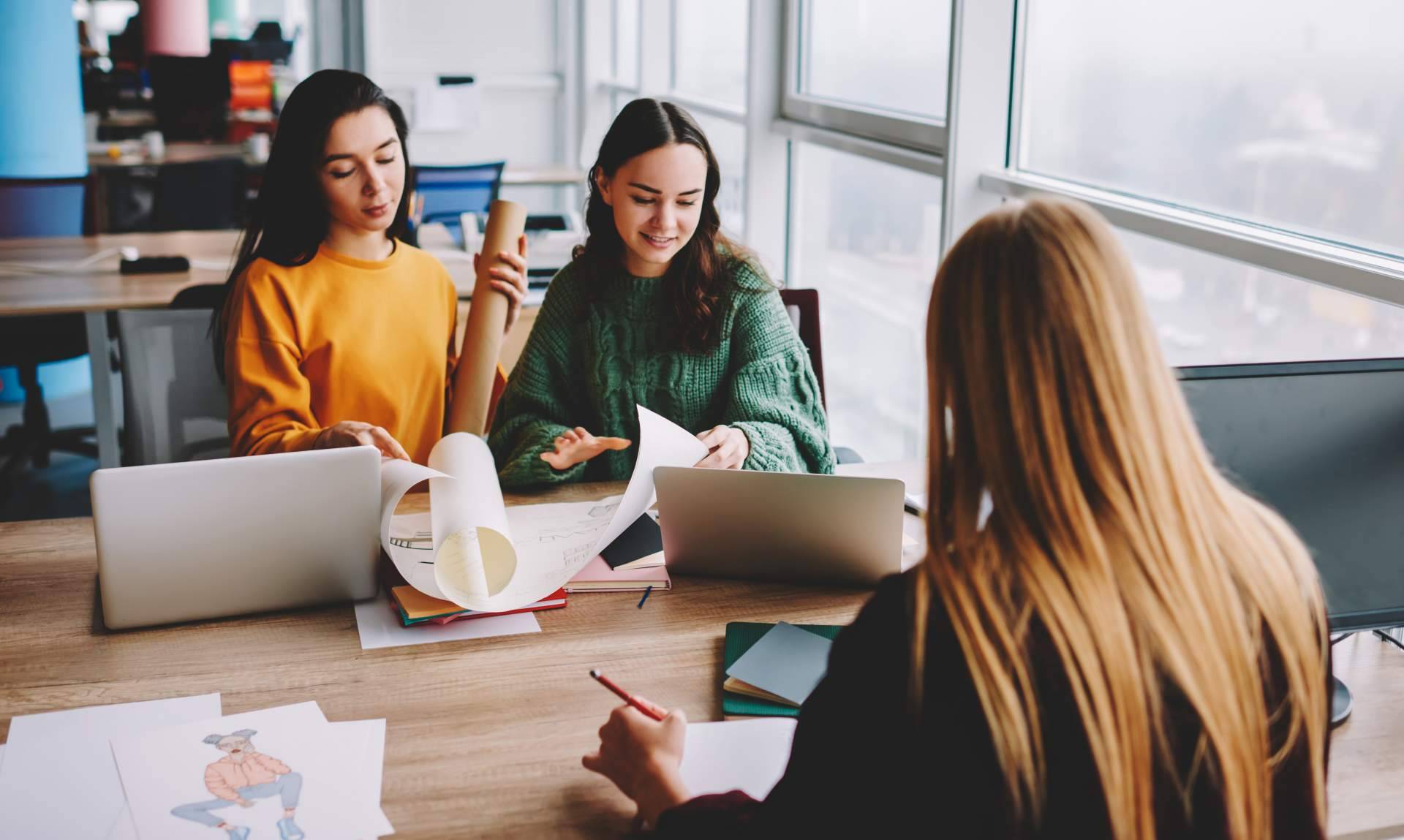 Ayuda Universitaria, la academia de TFG que ofrece descuentos en sus tutorías