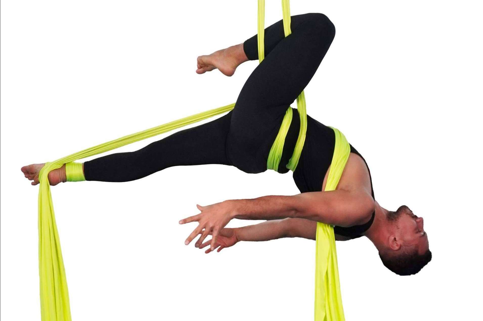 Clases de aro y telas acrobáticas impartidas por Feeling Woman  y sus beneficios