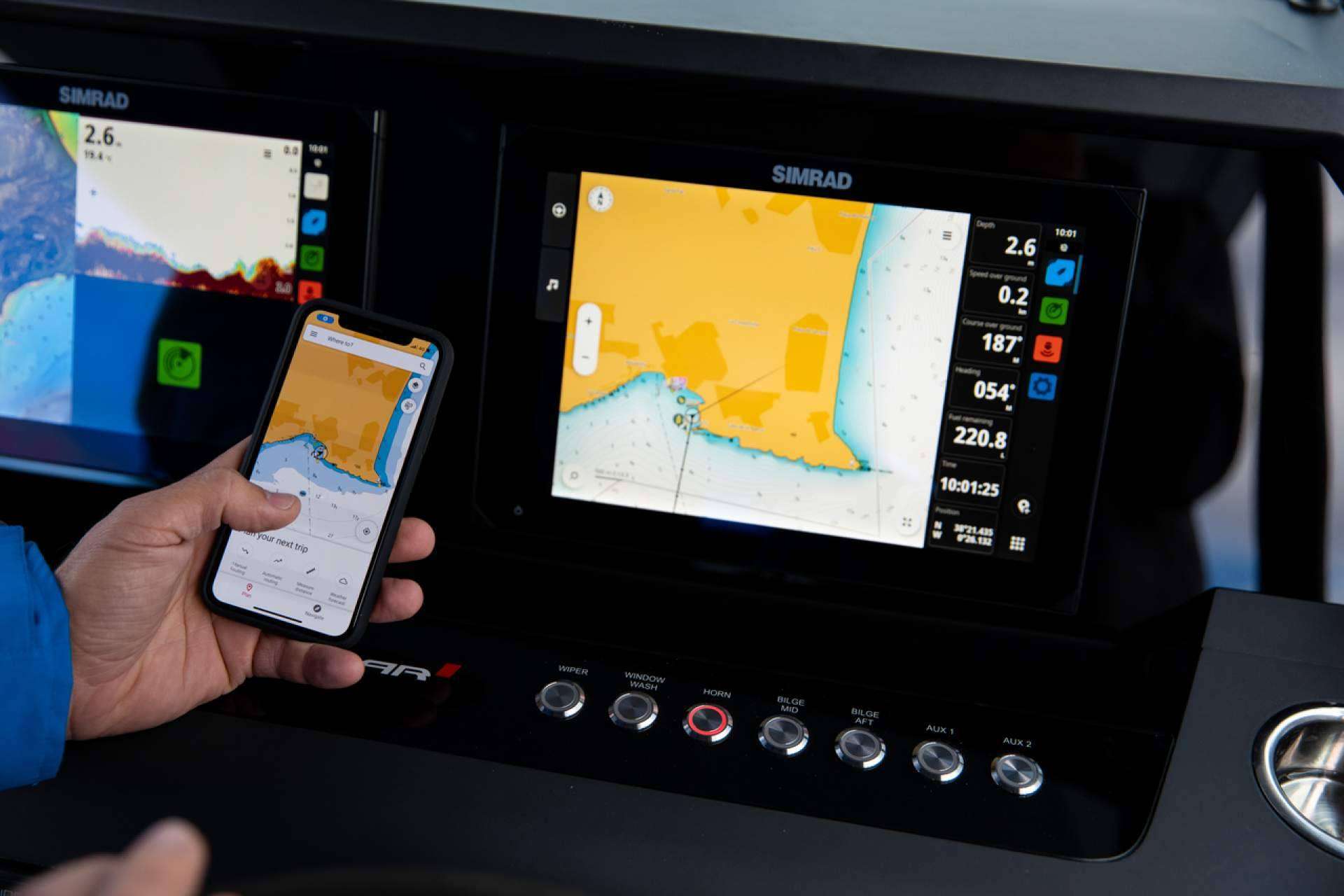 Simrad presenta la nueva serie de sondas NSX, en Equiposnauticos.com
