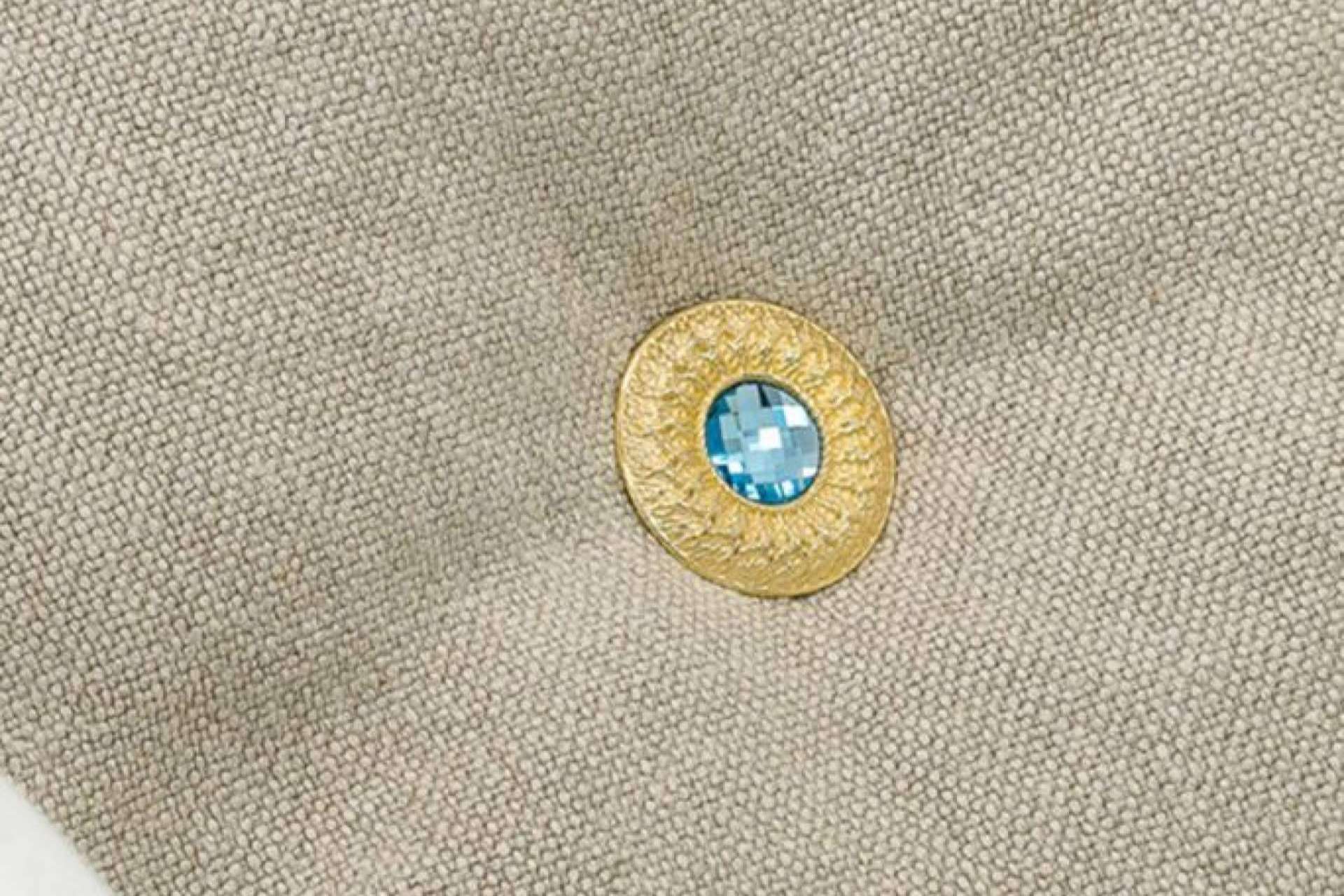 Los broches de lujo de la compañía Aldabón Luxury hacen que el look de quien los luzca sea único