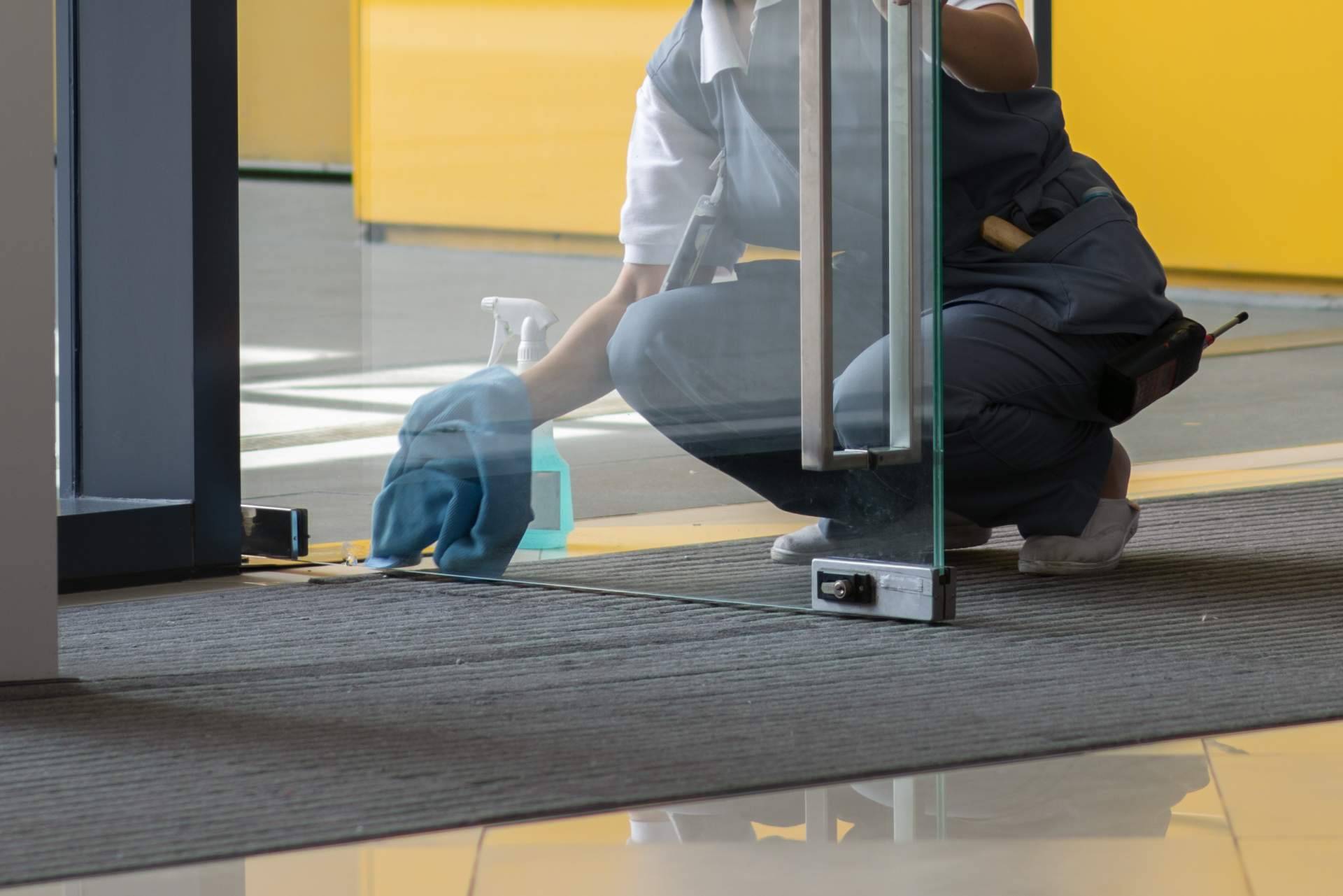 La empresa Abad Limpiezas ofrece sus servicios de limpieza de comunidades de vecinos en Madrid