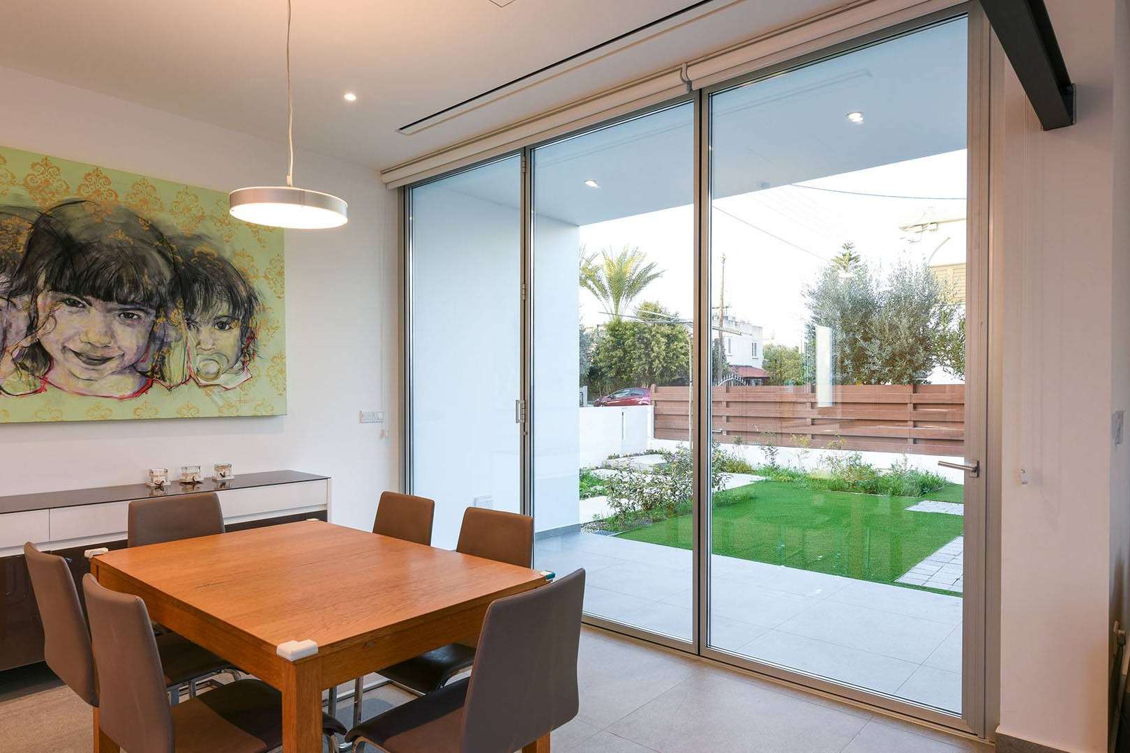 La variedad de las puertas plegables de perfil minimalista en Airclos