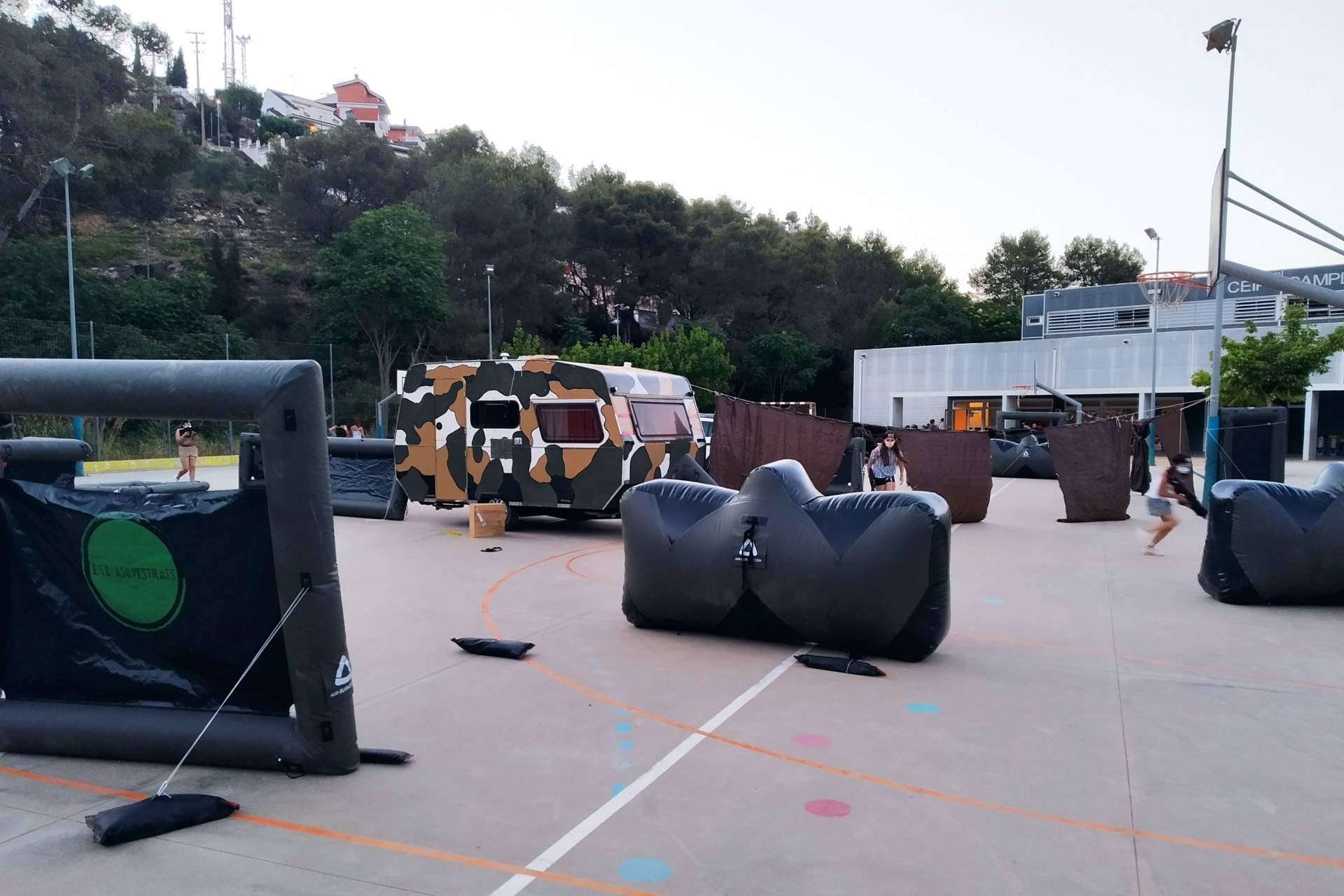 Asilvestrats ofrece entrenamientos innovadores y educativos ideales para jóvenes de entre 8 y 18 años con el tactical láser tag
