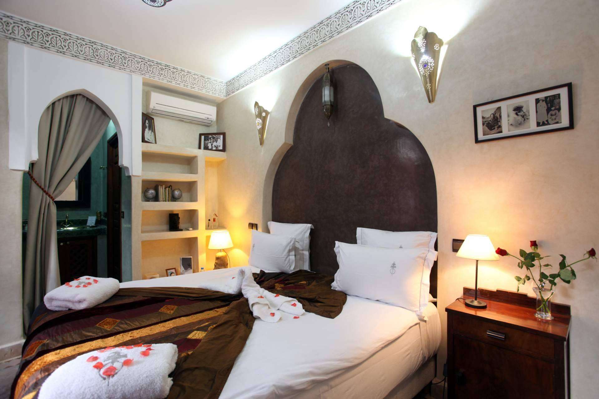Personajes icónicos de la belle époque dan vida a las habitaciones del Riad Belle Epoque, un espacio único en Marrakech