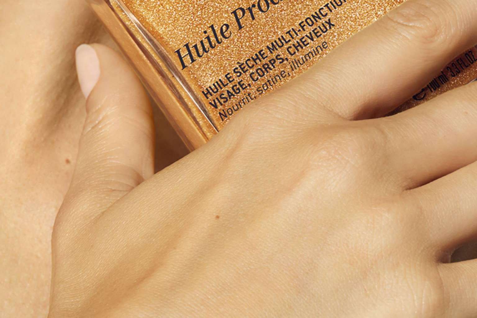 Huile Prodigieuse de Nuxe, disponible en La Para-Farmacia del Puerto, proporciona hidratación y cuidado de la piel