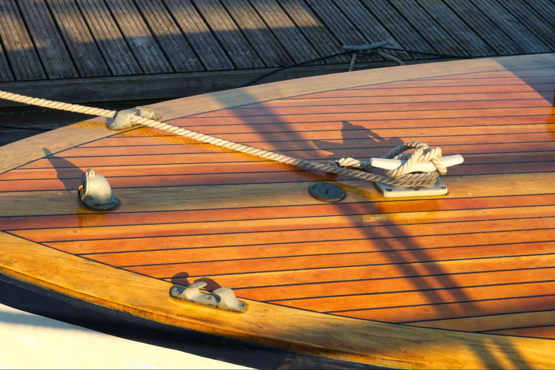 Usar marine varnish and teak oil es una buena forma de proteger la madera de los barcos