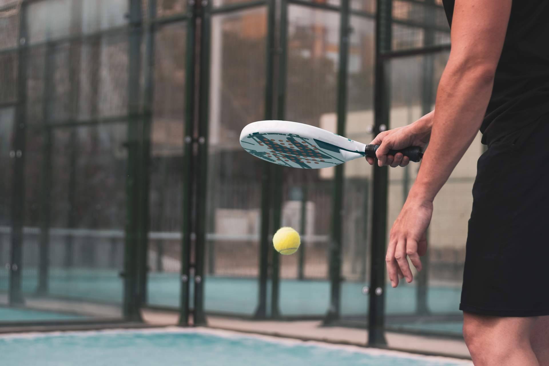 SPORT AND TREND dispone de bolas de pádel y palas de pádel para todos los niveles