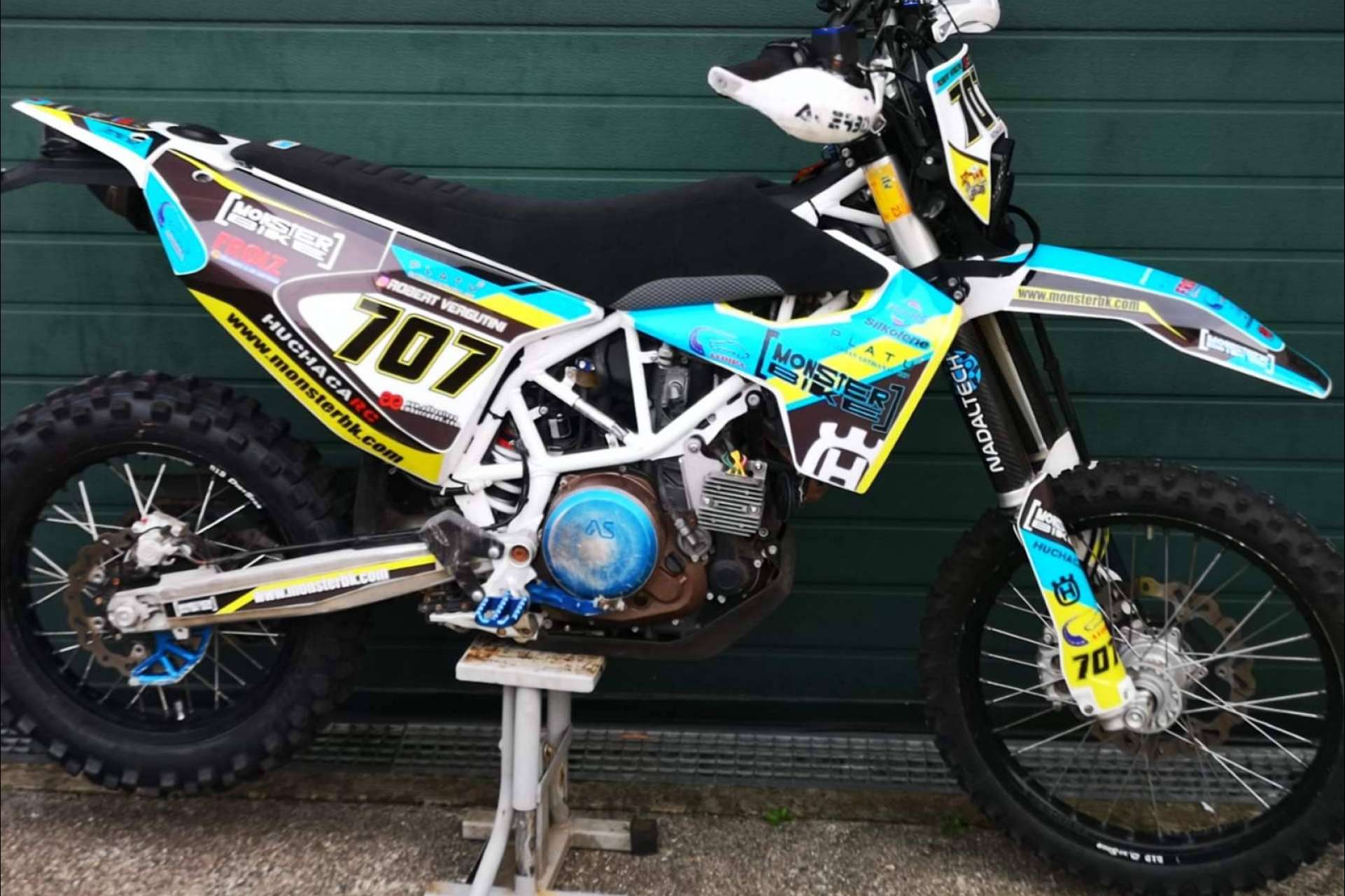 ADHESIVOSEMBARRADOS se ocupa de la personalización de las motos en el off road