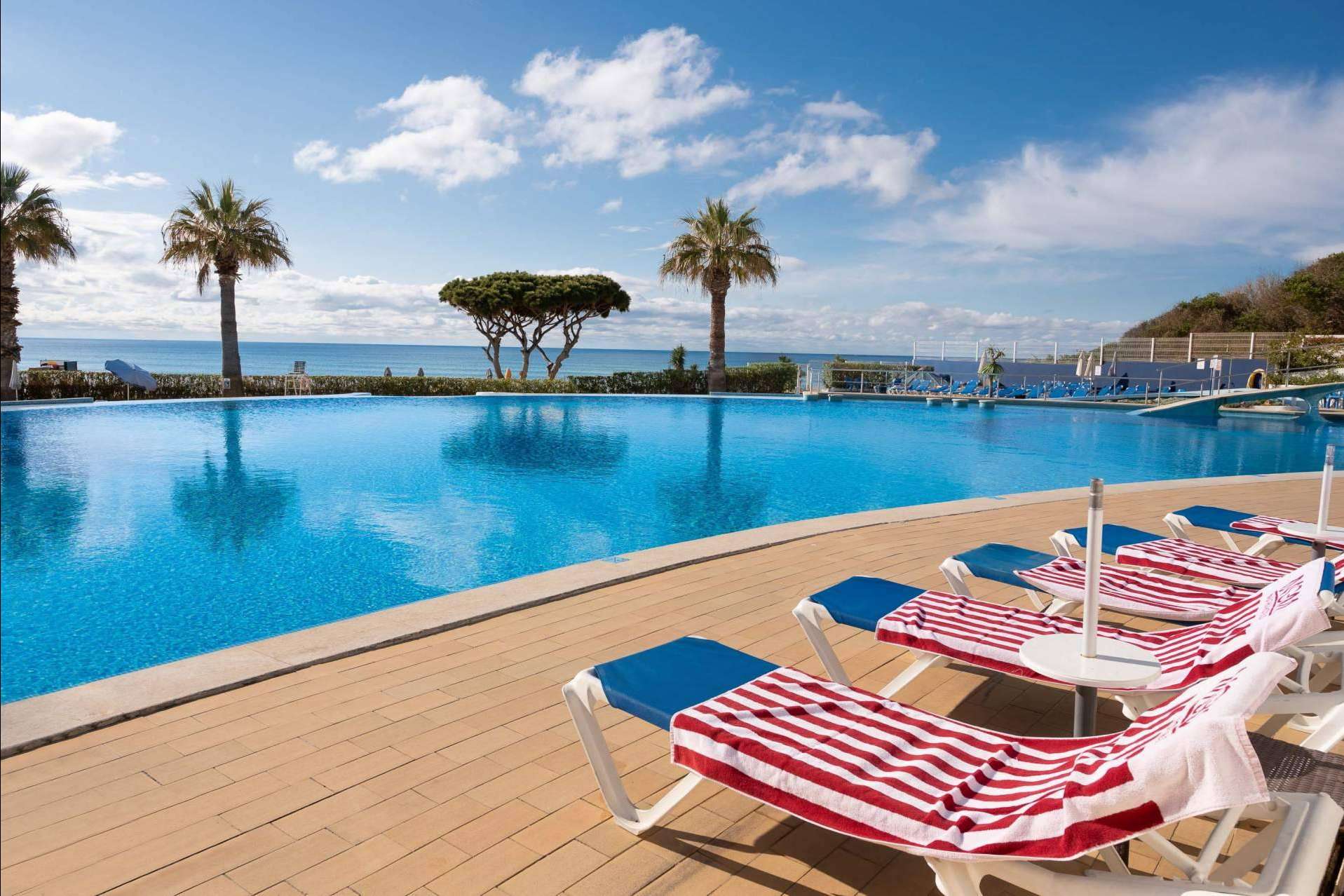 Alojarse en villas y apartamentos con ISholidays.com y disfrutar del encanto que ofrecen Lisboa y Algarve