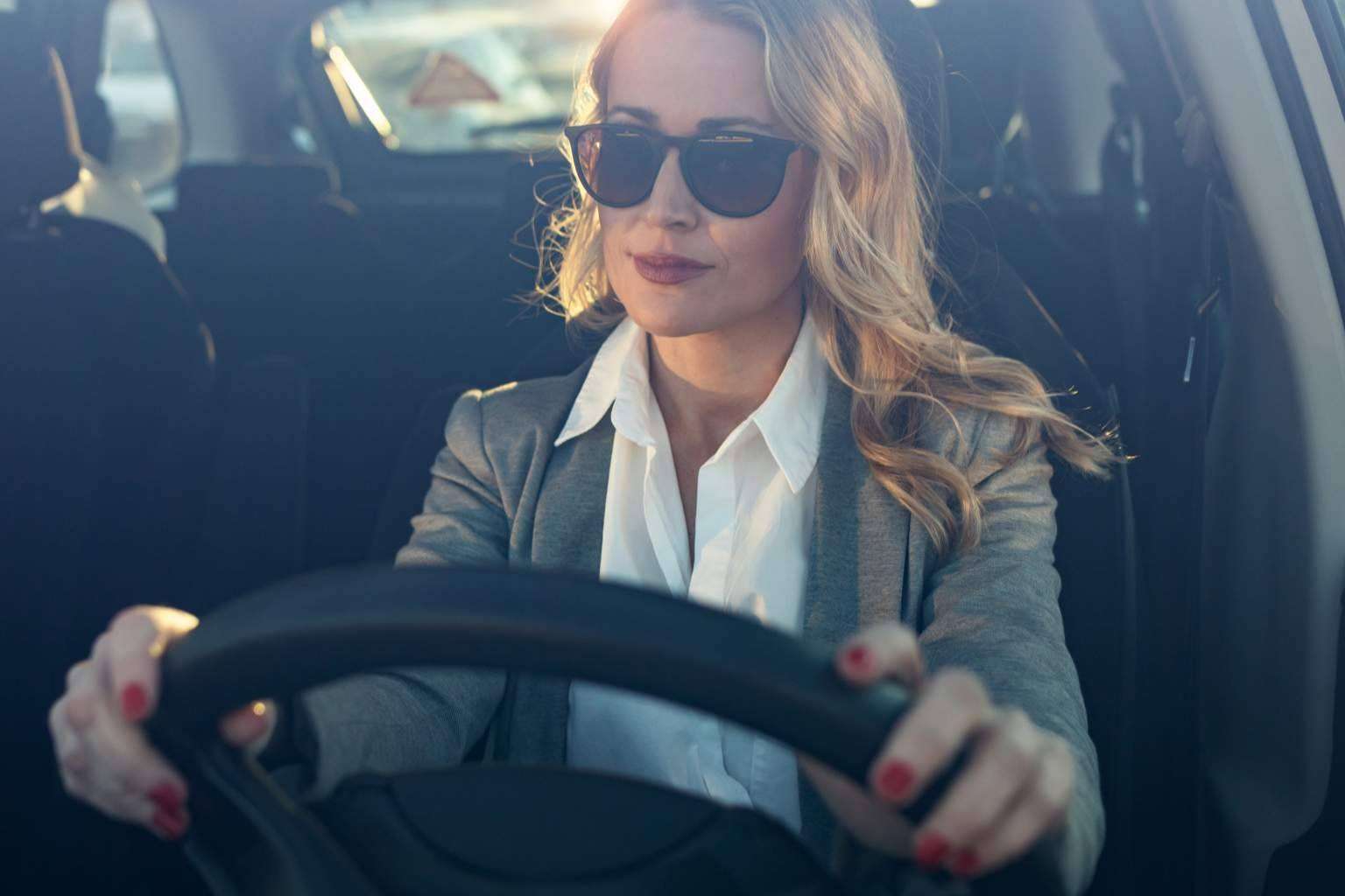 Carolina Lober y Confortauto recuerdan la importancia de las gafas de sol al volante