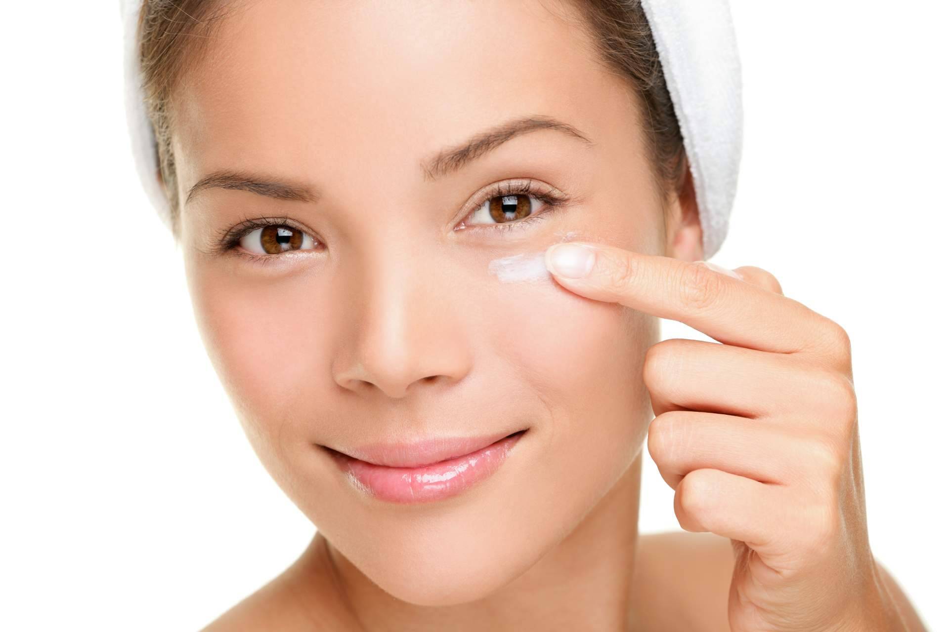 Tratar las bolsas, ojeras y líneas de expresión con el contorno de ojos natural de NaturalKirei