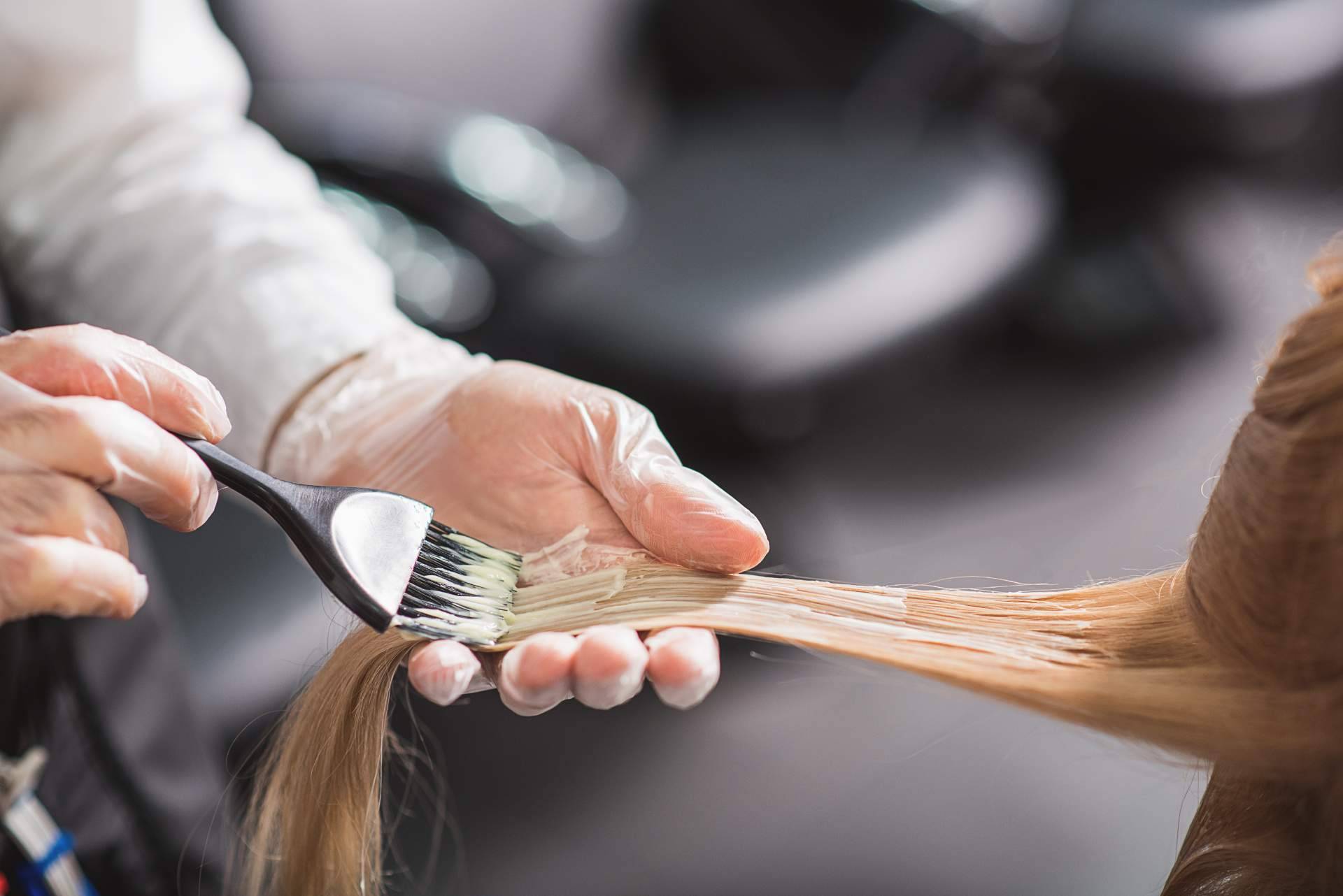 ¿Qué servicios destacan de la peluquería Aguapanela entre sus especialidades?