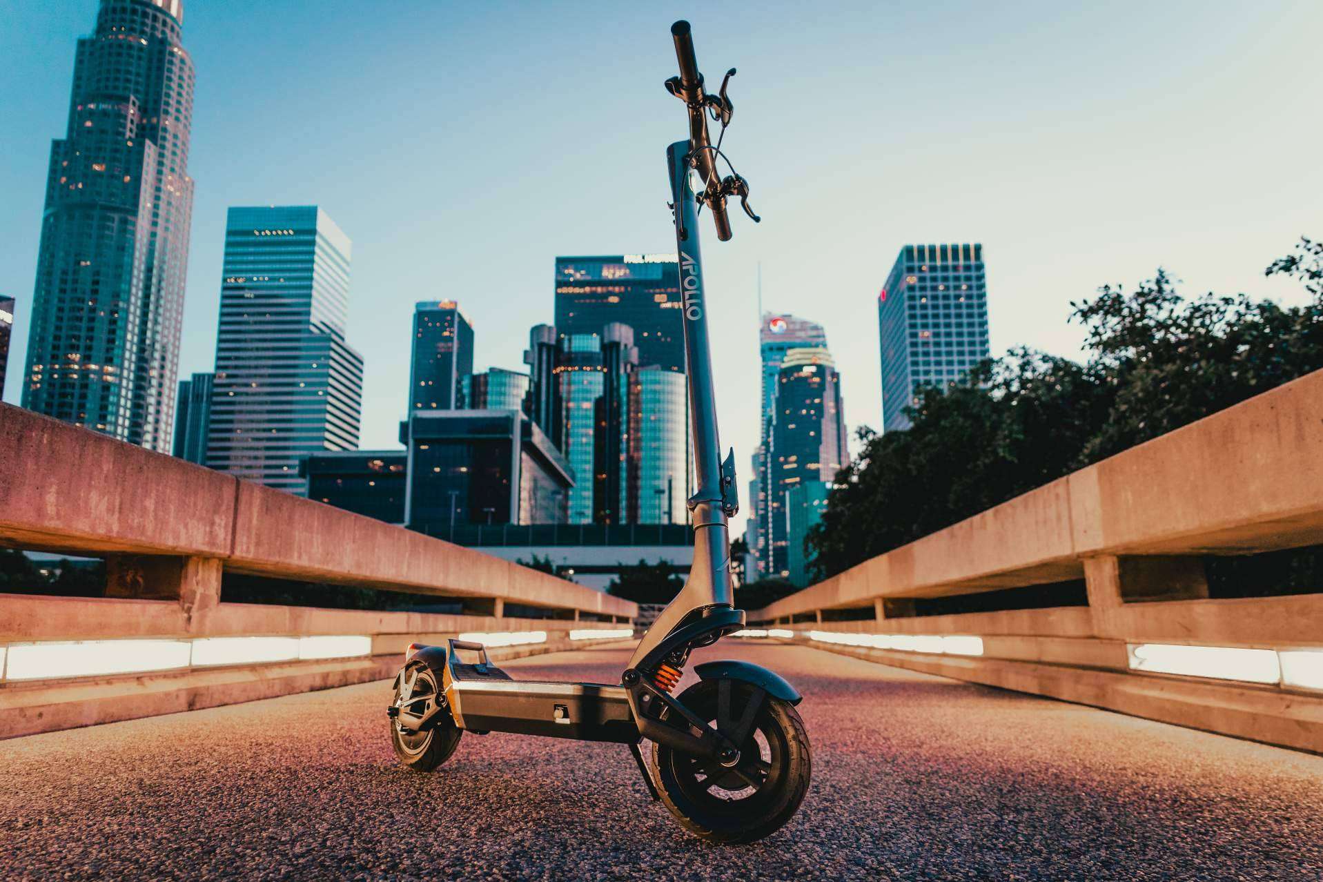 Los patinetes eléctricos Apollo llegan a España de la mano de Urbing