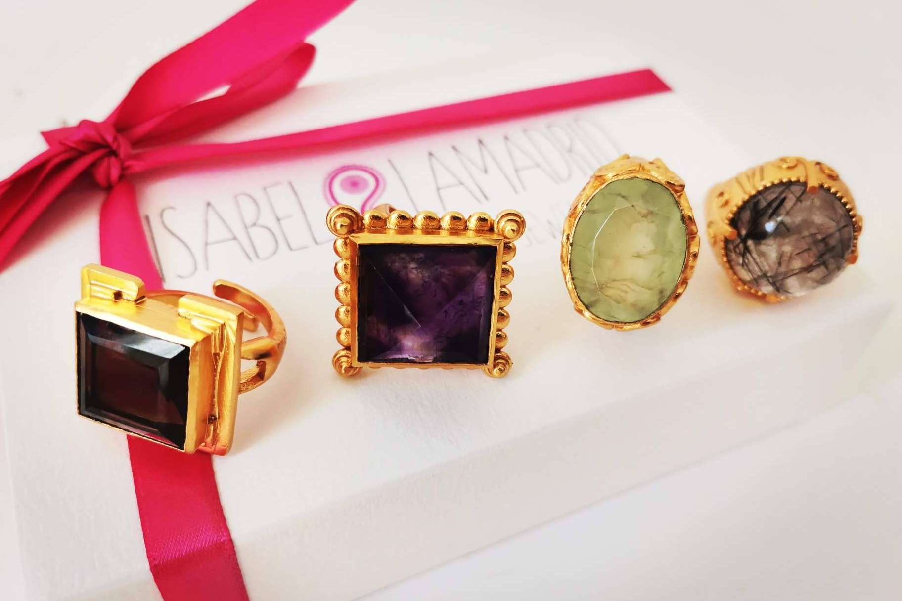 Las joyas con piedras de Isabel Lamadrid, una firma elegante y original