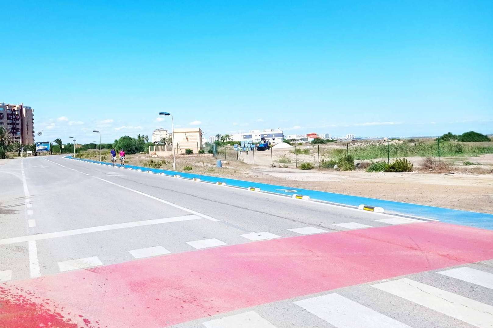 Suministro de carril bici fotoluminiscente para obra en Cartagena por la compañía Abadecom