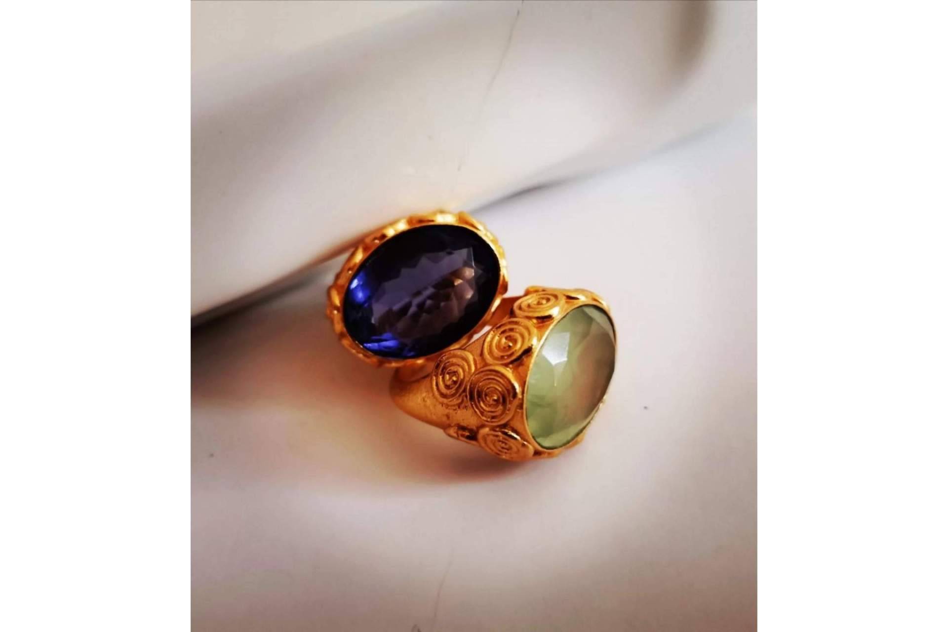 Isabel Lamadrid crea anillos con piedras preciosas