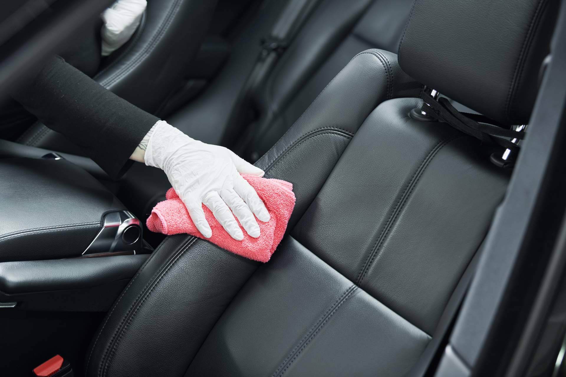Reparar sofás, bolsos y asientos de cuero con un producto milagroso