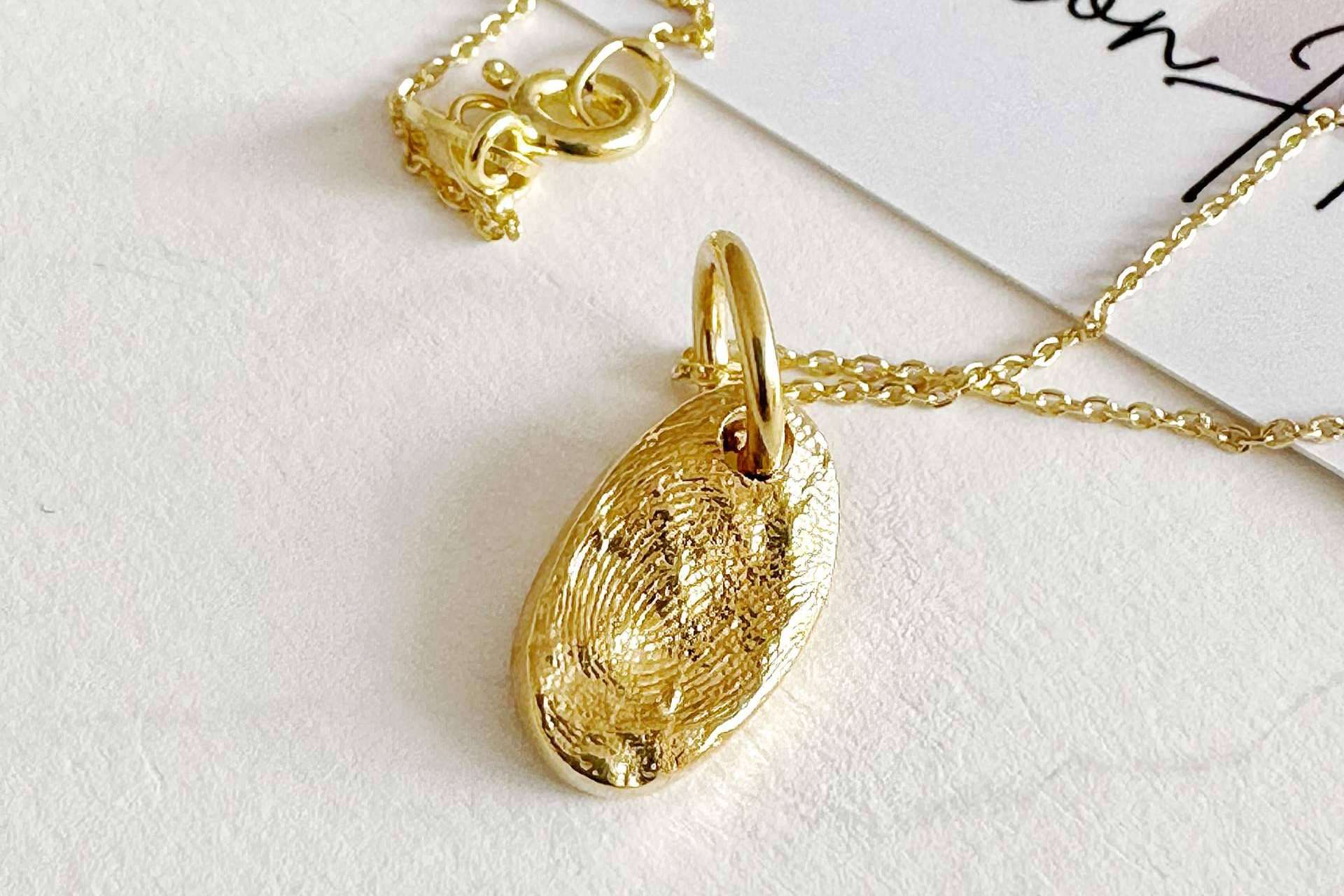 Dejando Huellas, la marca de joyas que permite dar un significado a los colgantes con el grabado de las huellas dactilares