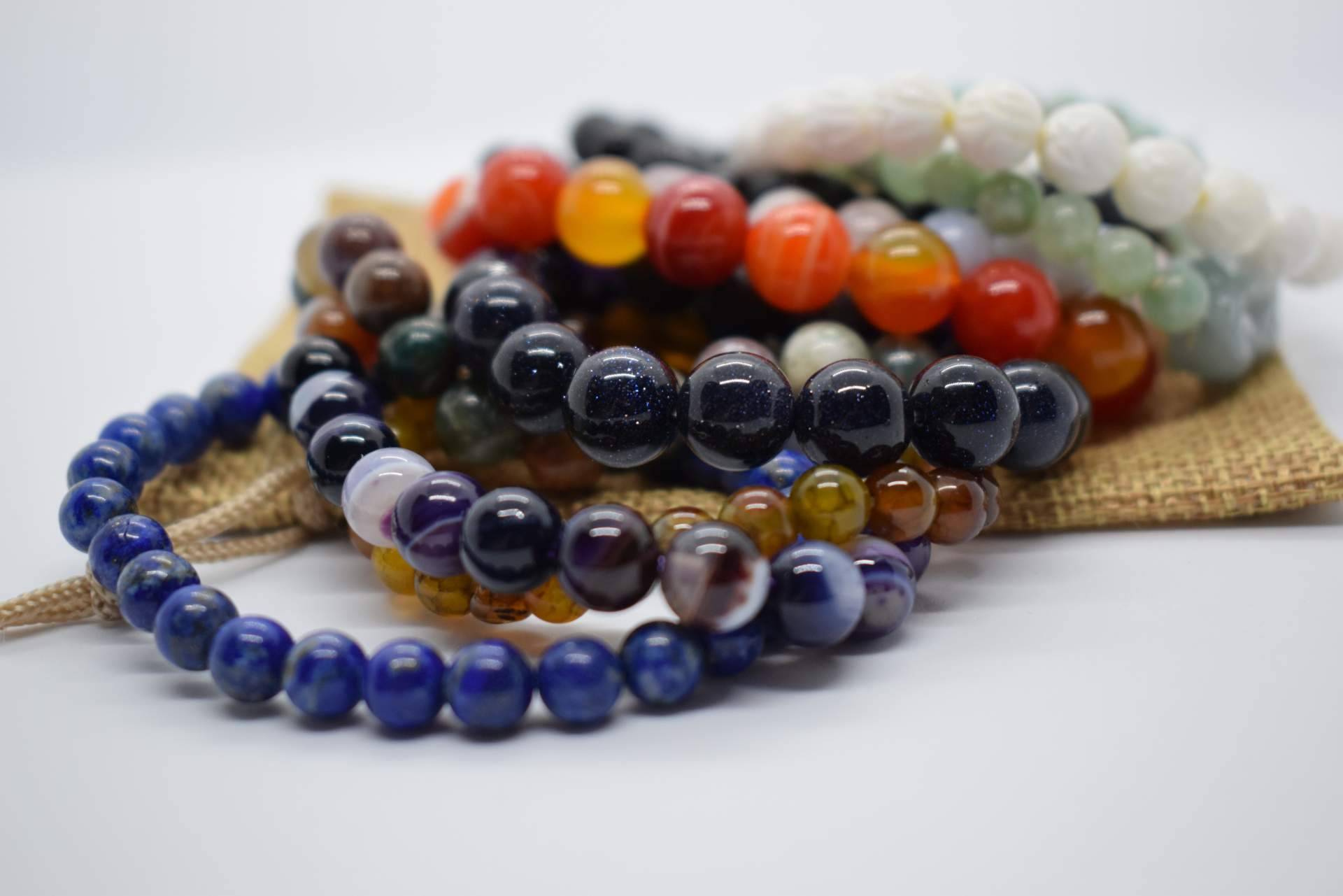 Pulseras de piedras semipreciosas energéticas hechas a mano con la Luna de Buda