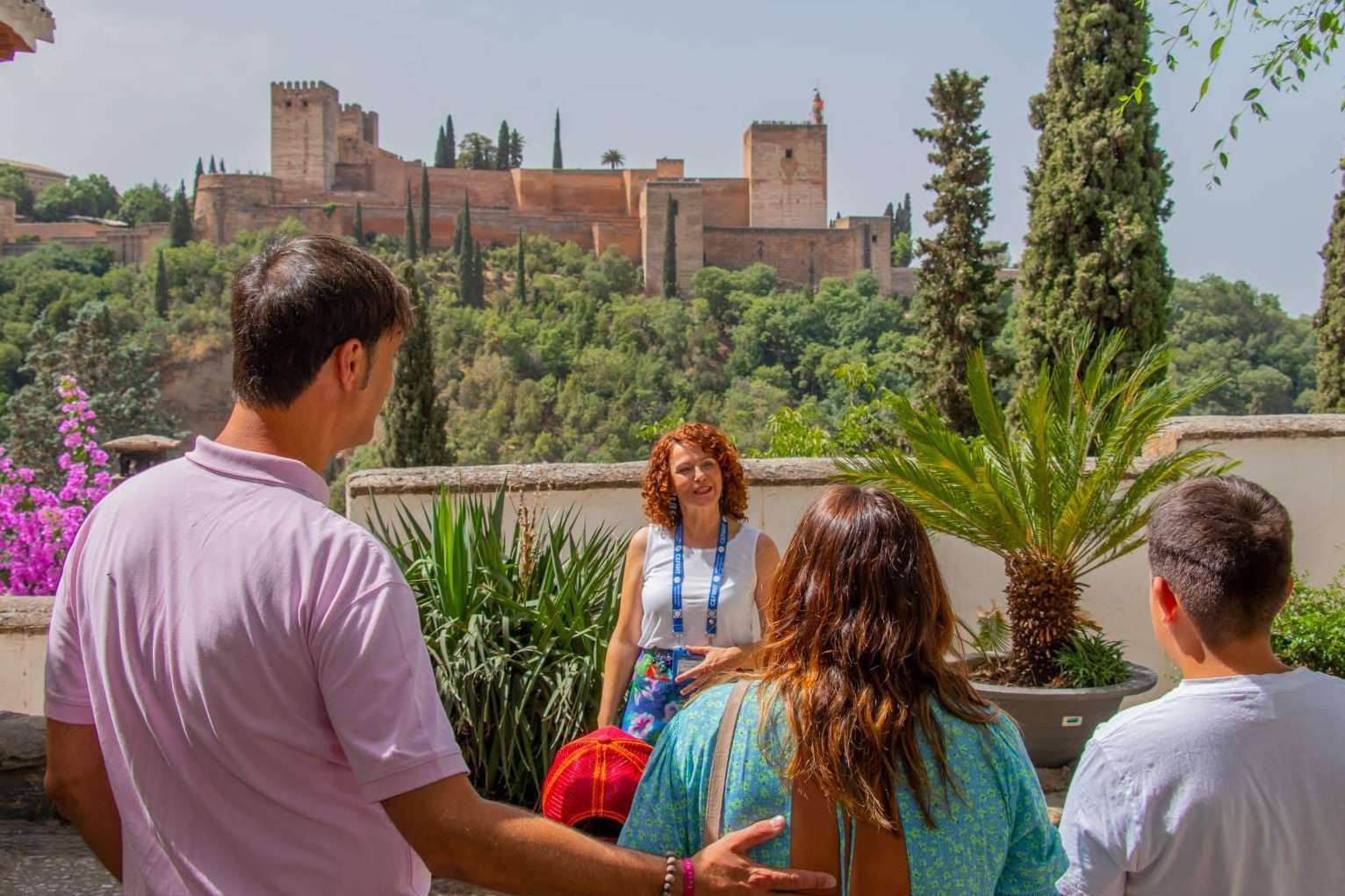 Arantxa Serrano ofrece visitas guiadas a la Alhambra, a través de una experiencia turística innovadora