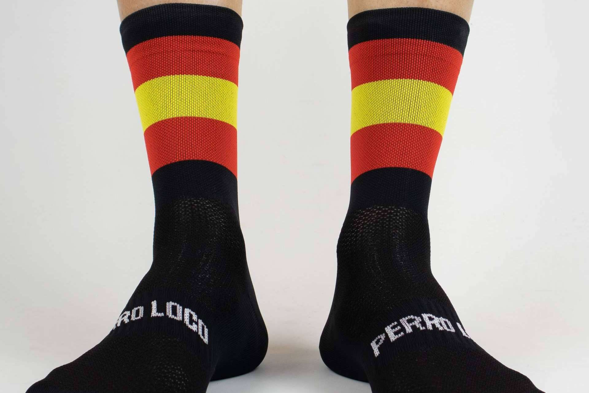 Perro Loco presenta el diseño de los calcetines de ciclismo con la bandera de España