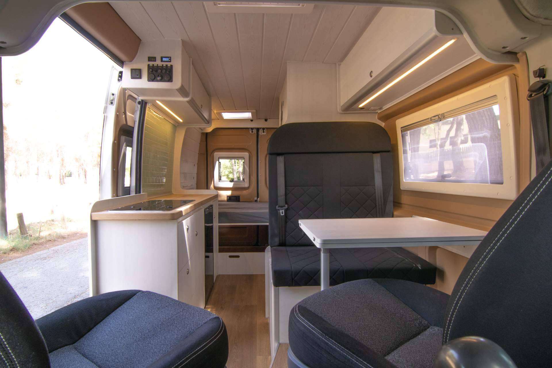 Alquicamper dispone de alquiler de furgoneta camper en Madrid