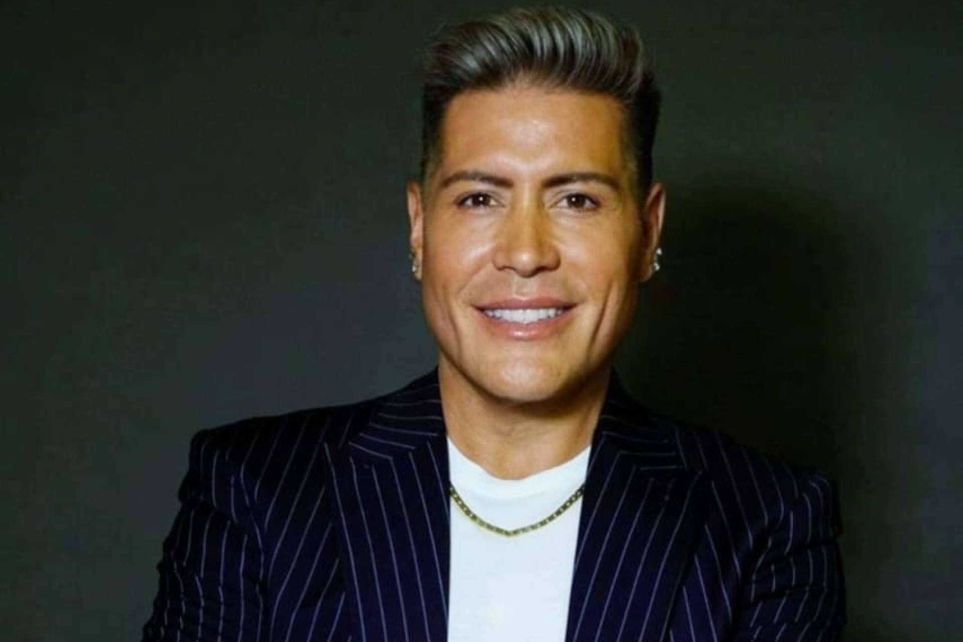 Edgardo Navarro Cea realiza a mano extensiones y pelucas