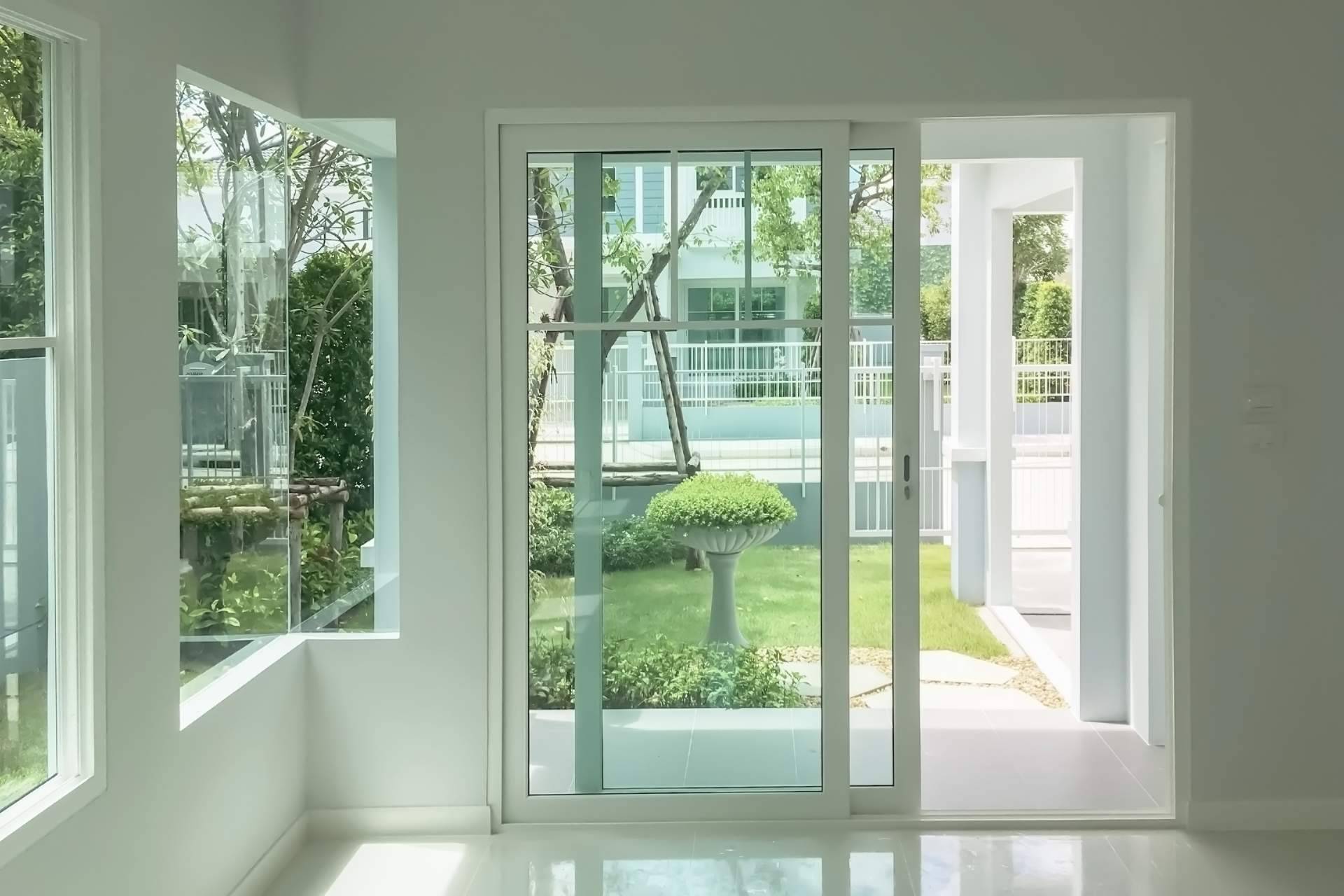 Las puertas correderas minimalistas son tendencia en casas modernas, por Mallorlux