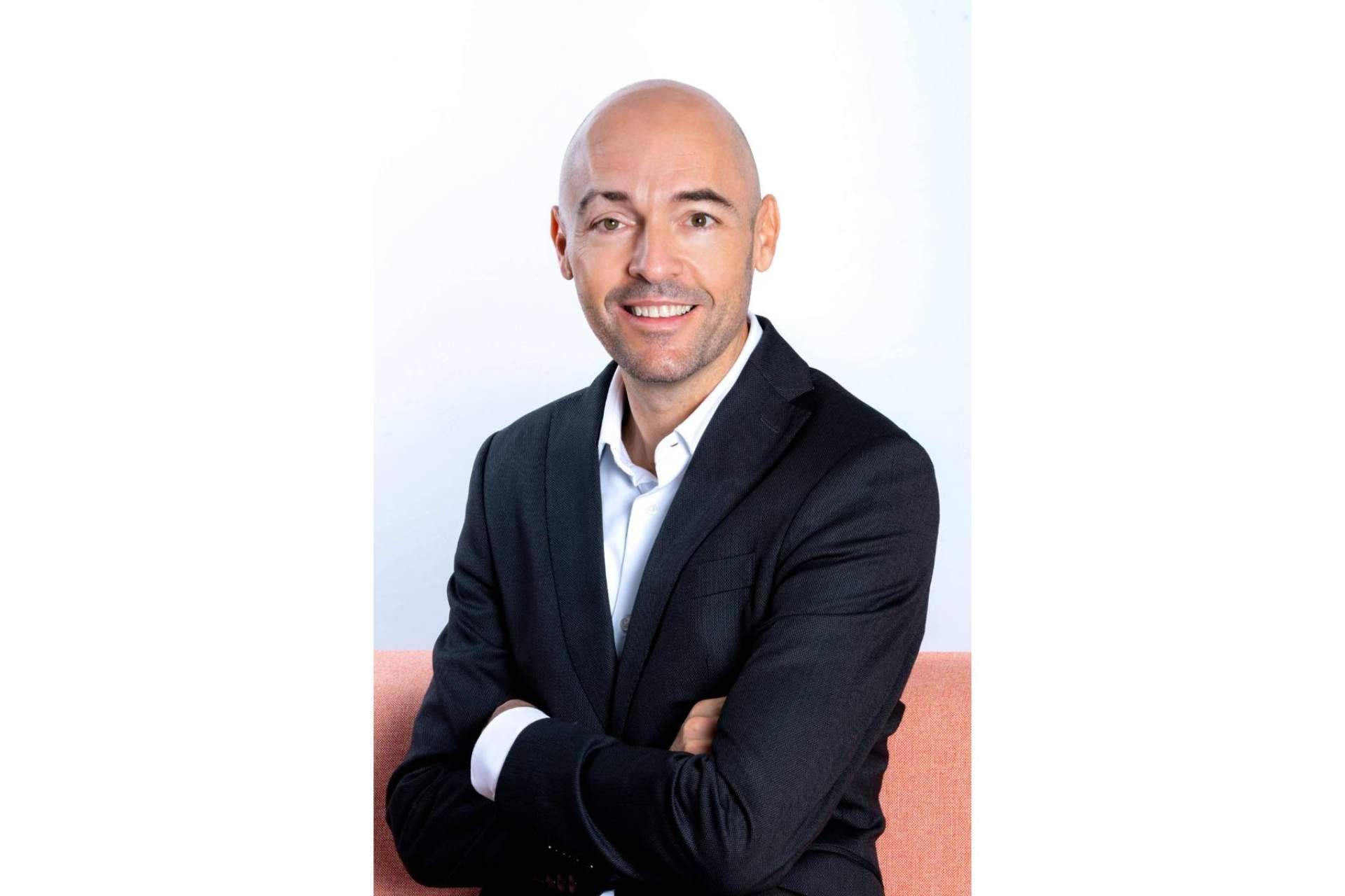 Paco Moreno Llamas lanza su primera novela, '¿Instinto o intuición?'