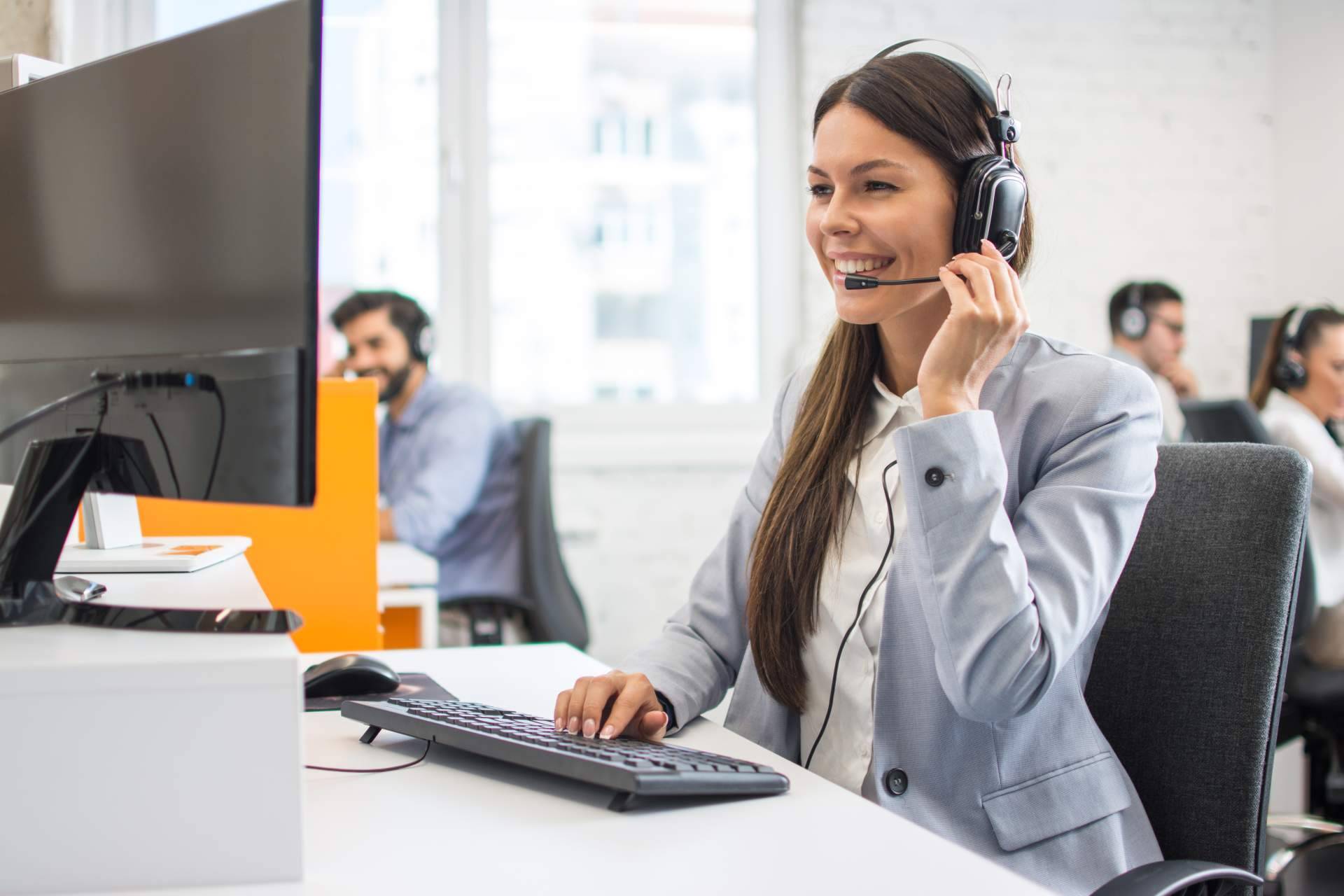 Creando experiencias positivas de clientes en la comunicación con el contact center que ofrece TELLiT