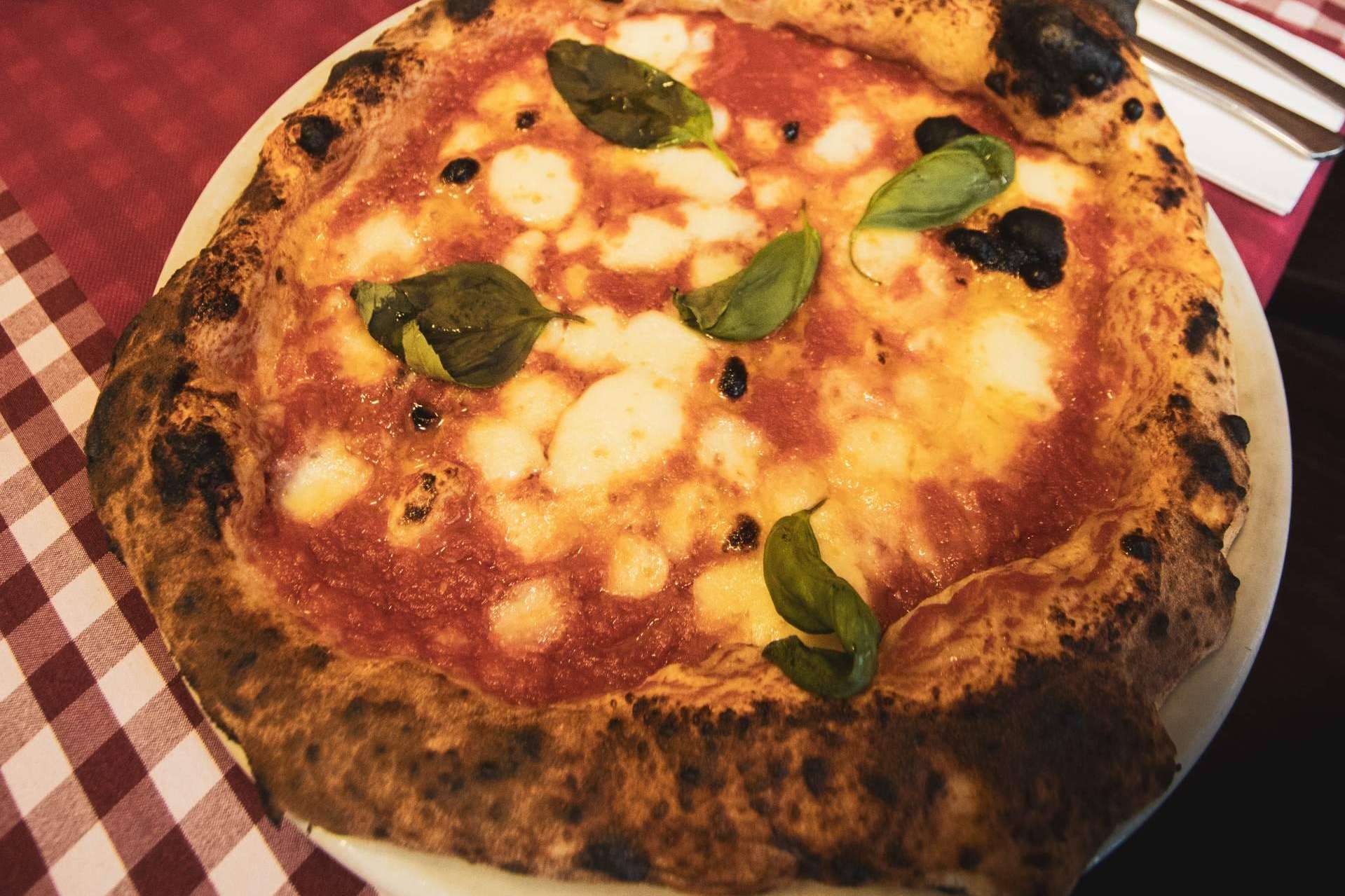 Disfrutar la original pizza napolitana en Spaccanapoli Barcelona