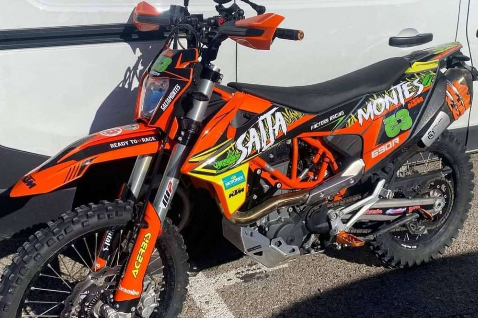 Los adhesivos personalizados para motos de ADHESIVOSSEMBARRADOS