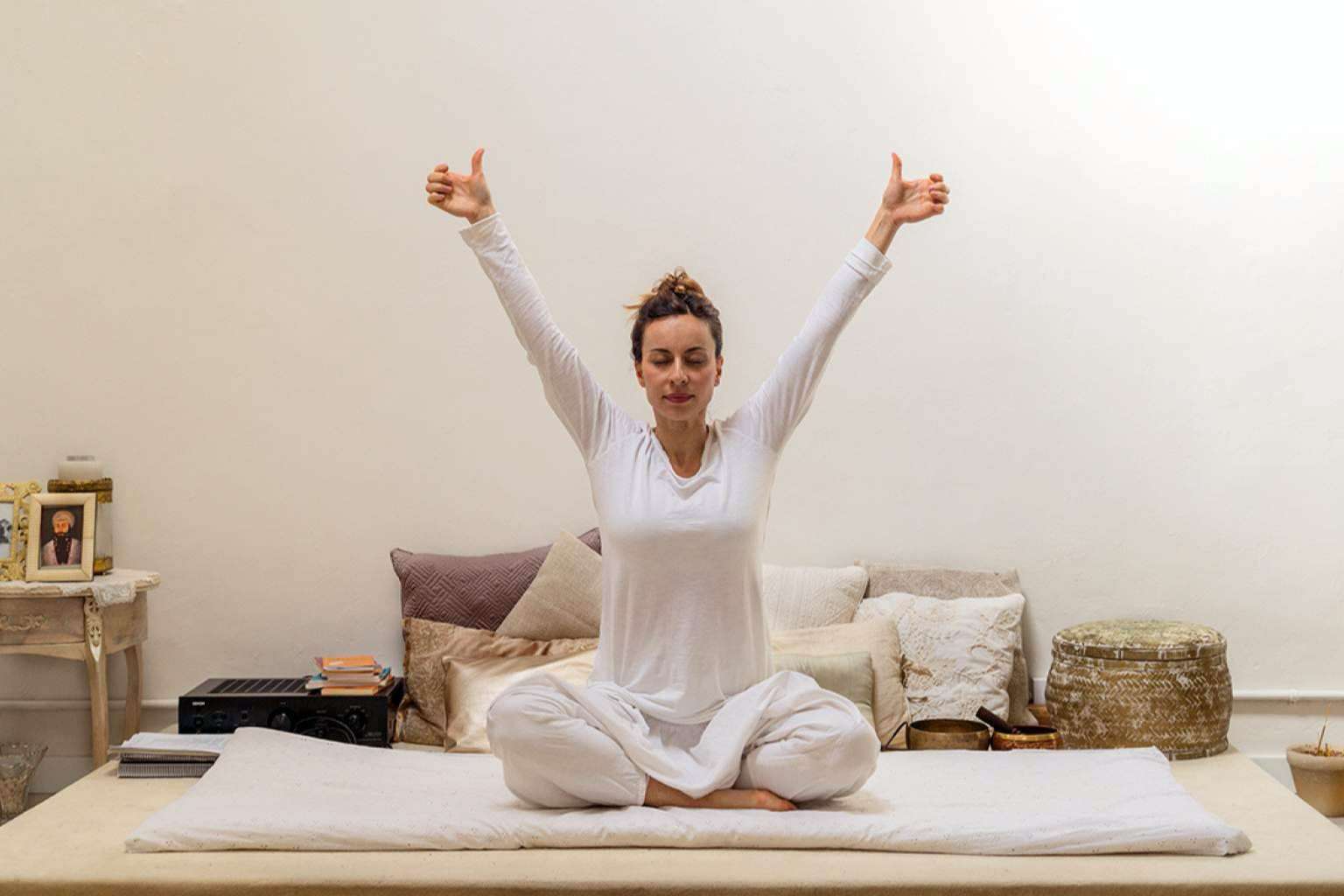 Las personas interesadas en profundizar en el camino del yoga o en ser profesores pueden acceder a la formación de kundalini yoga de blanc yoga