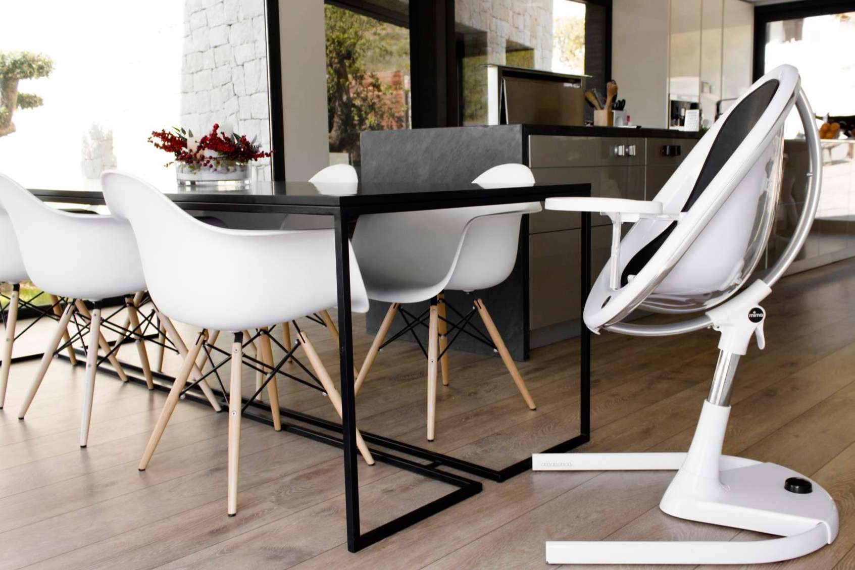 Mima muestra una trona de bebé para las casas diseño
