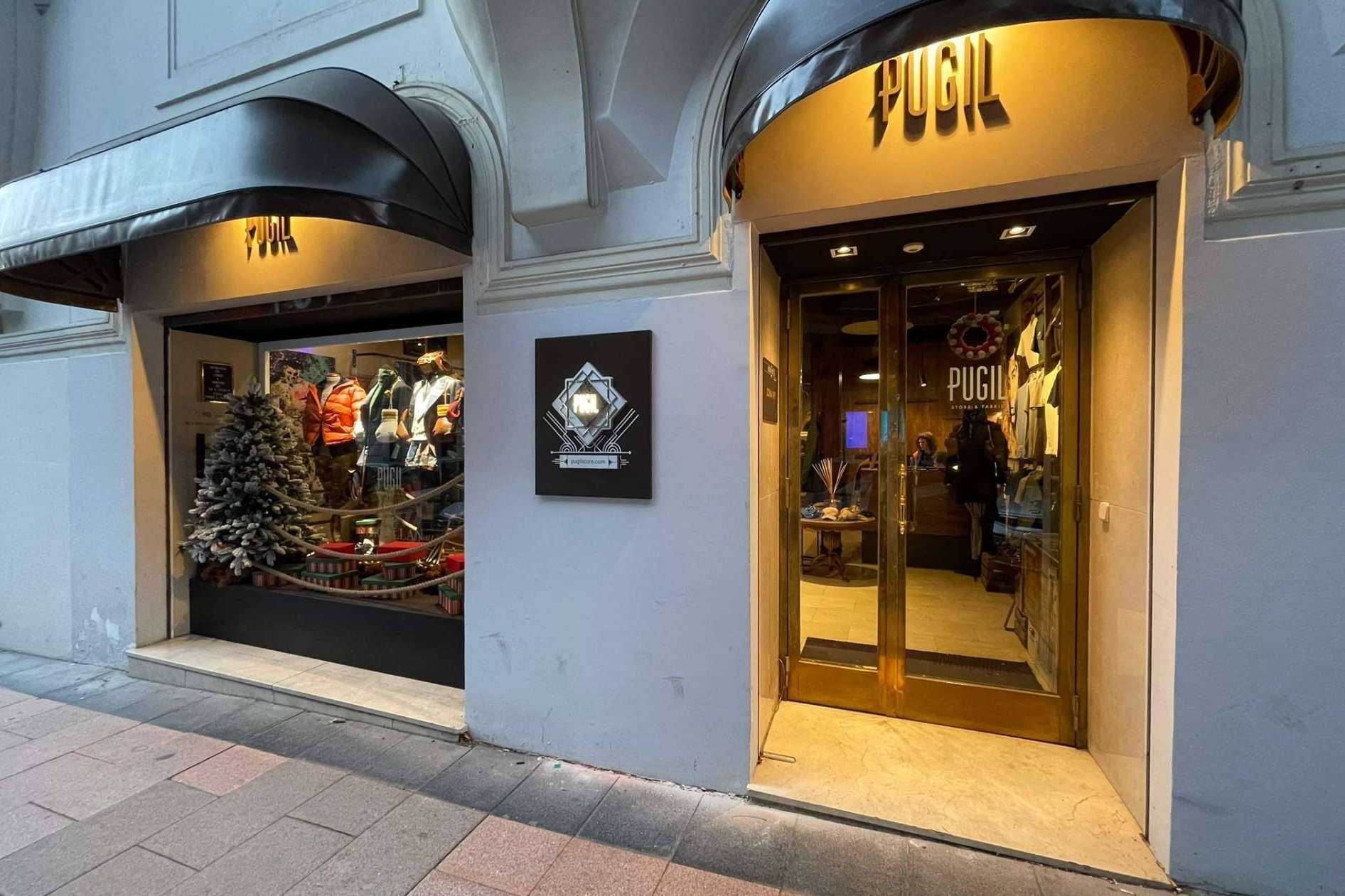 Trajes y chaqués para novios personalizados y a medida de la mano de Pugil Store