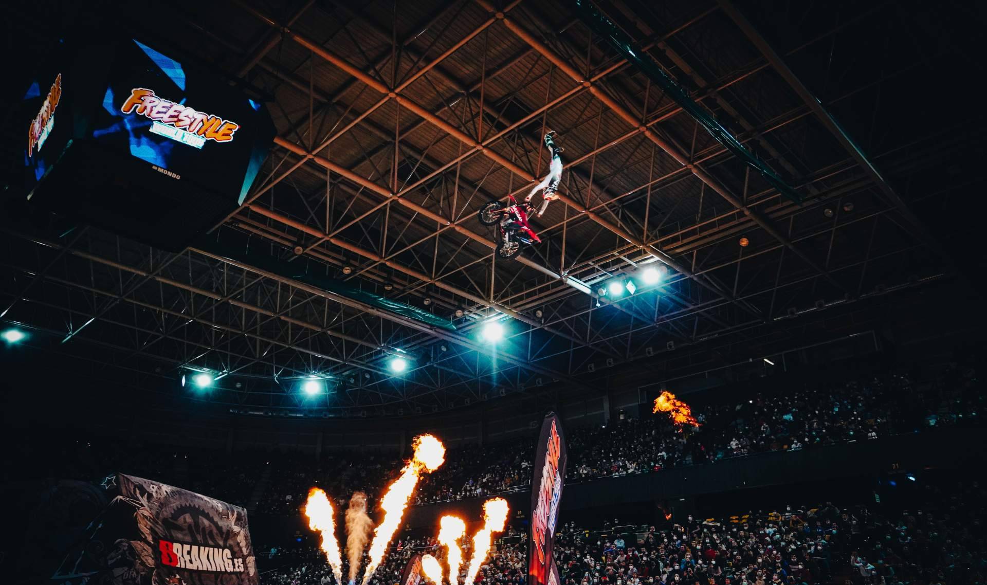 El 25 de marzo, llega por primera vez a Barcelona el Freestyle World Tour