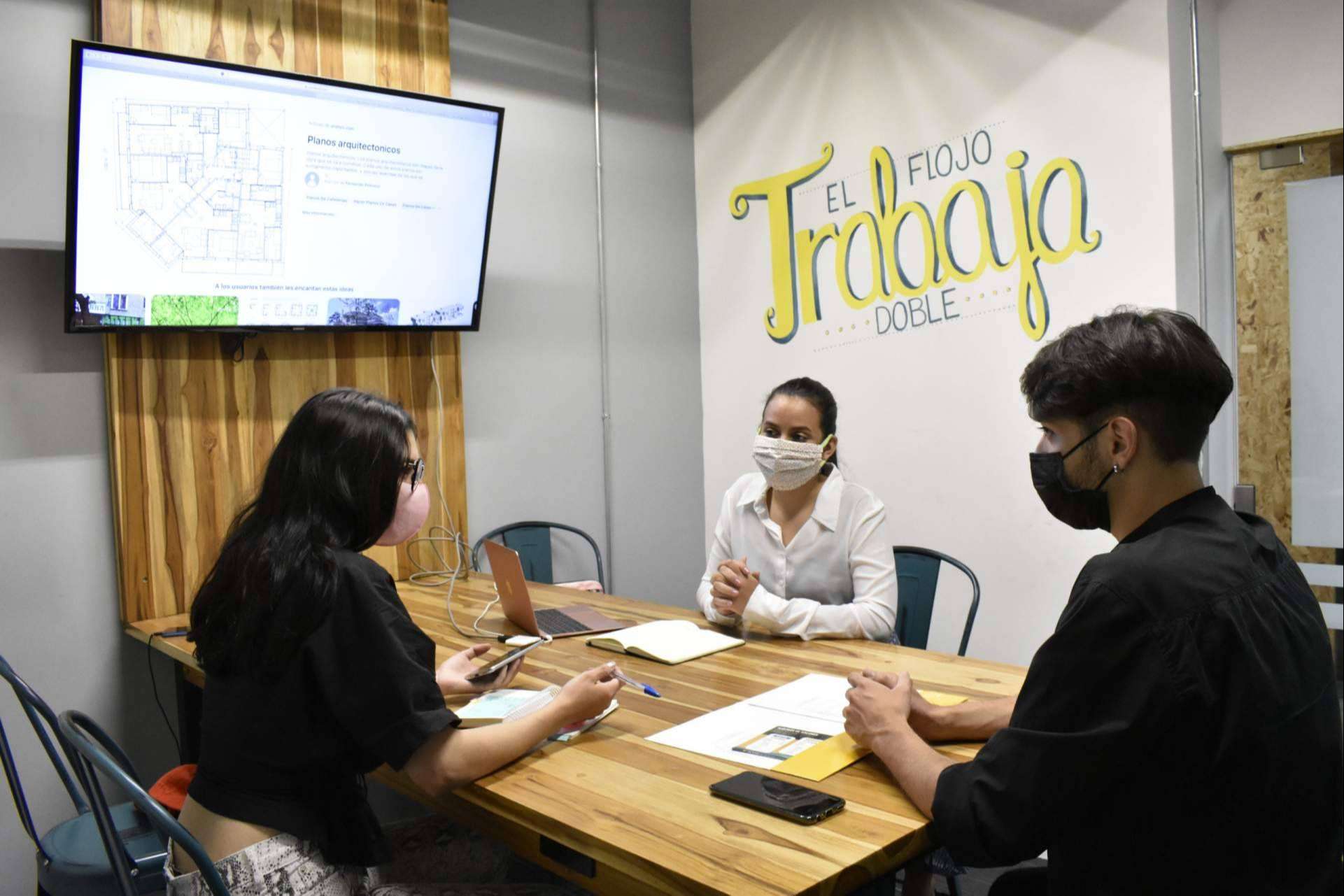 Connect Cowork ofrece sala de juntas para trabajar con un equipo o clientes