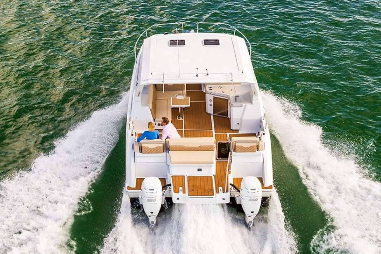 Nautic Service cuenta con catamaranes a motor Aquila