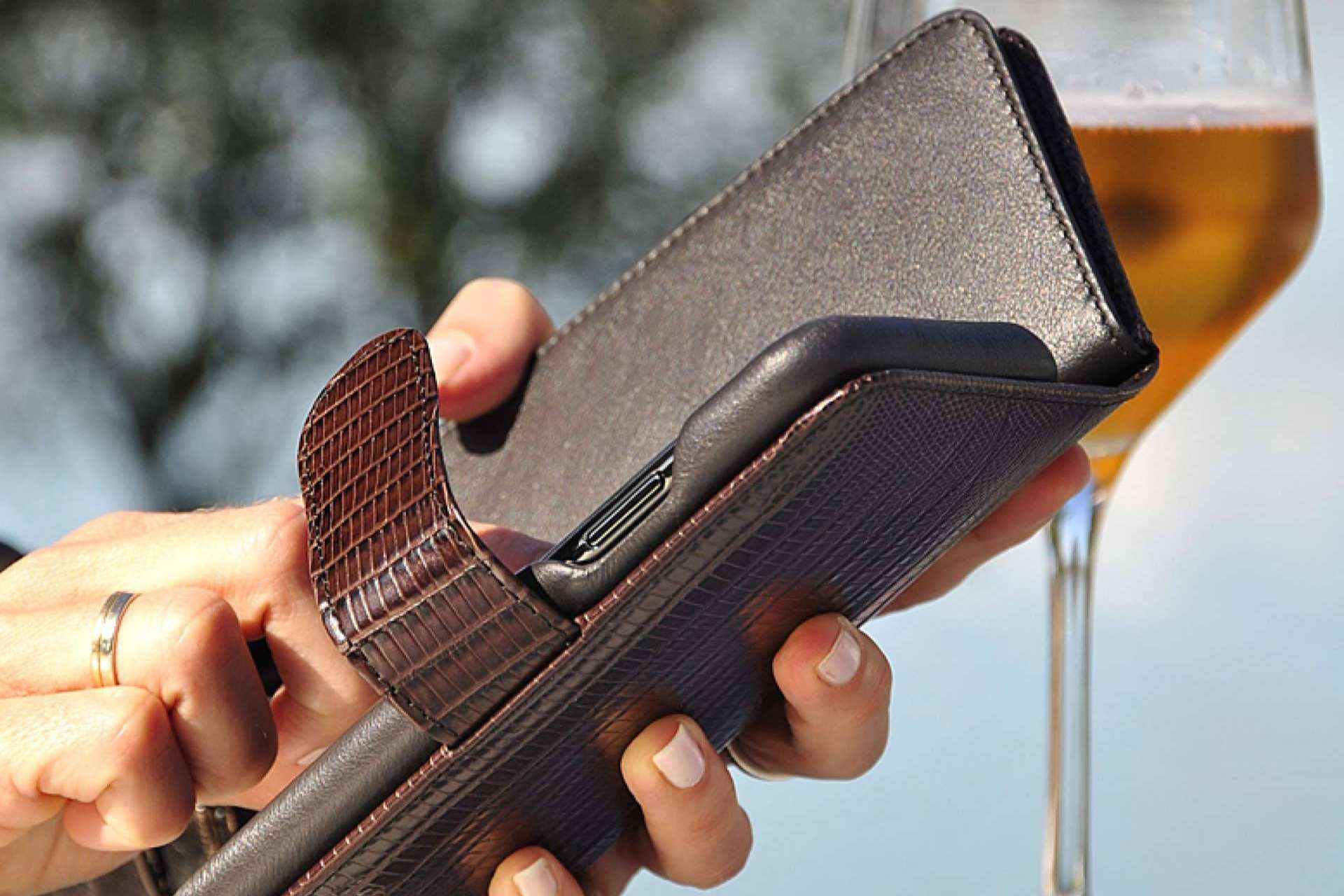 ¿Cómo encontrar una cartera de piel porta móvil cómoda, versátil y práctica? Piel Frama y su Walletmagnum