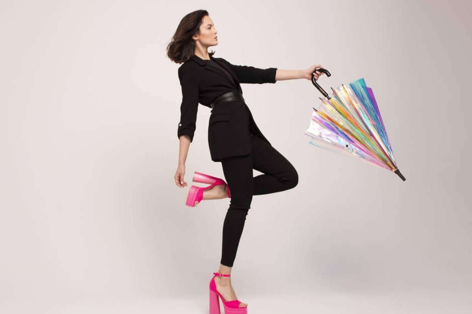 Llegó la moda que protege de la lluvia con los paraguas Vogue